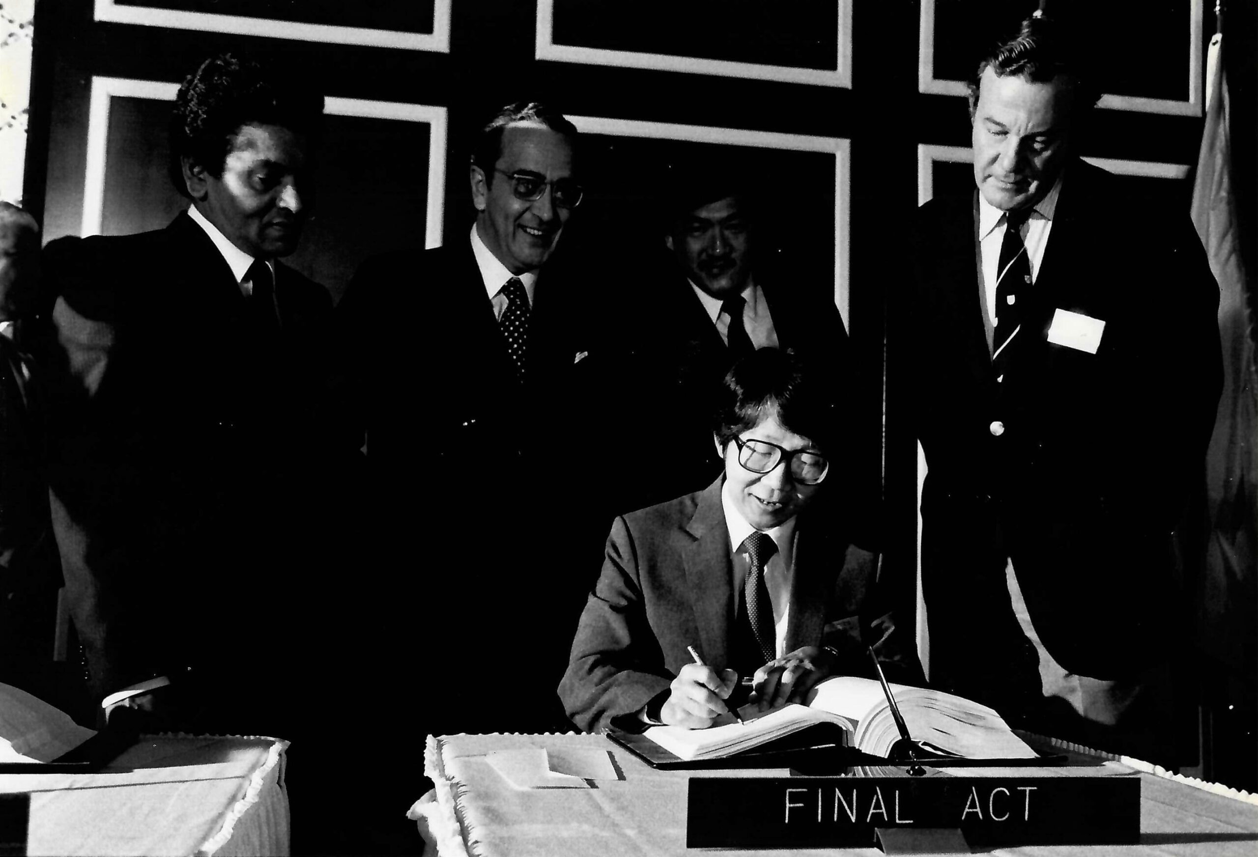 Tommy Koh signs the final act of UNCLOS