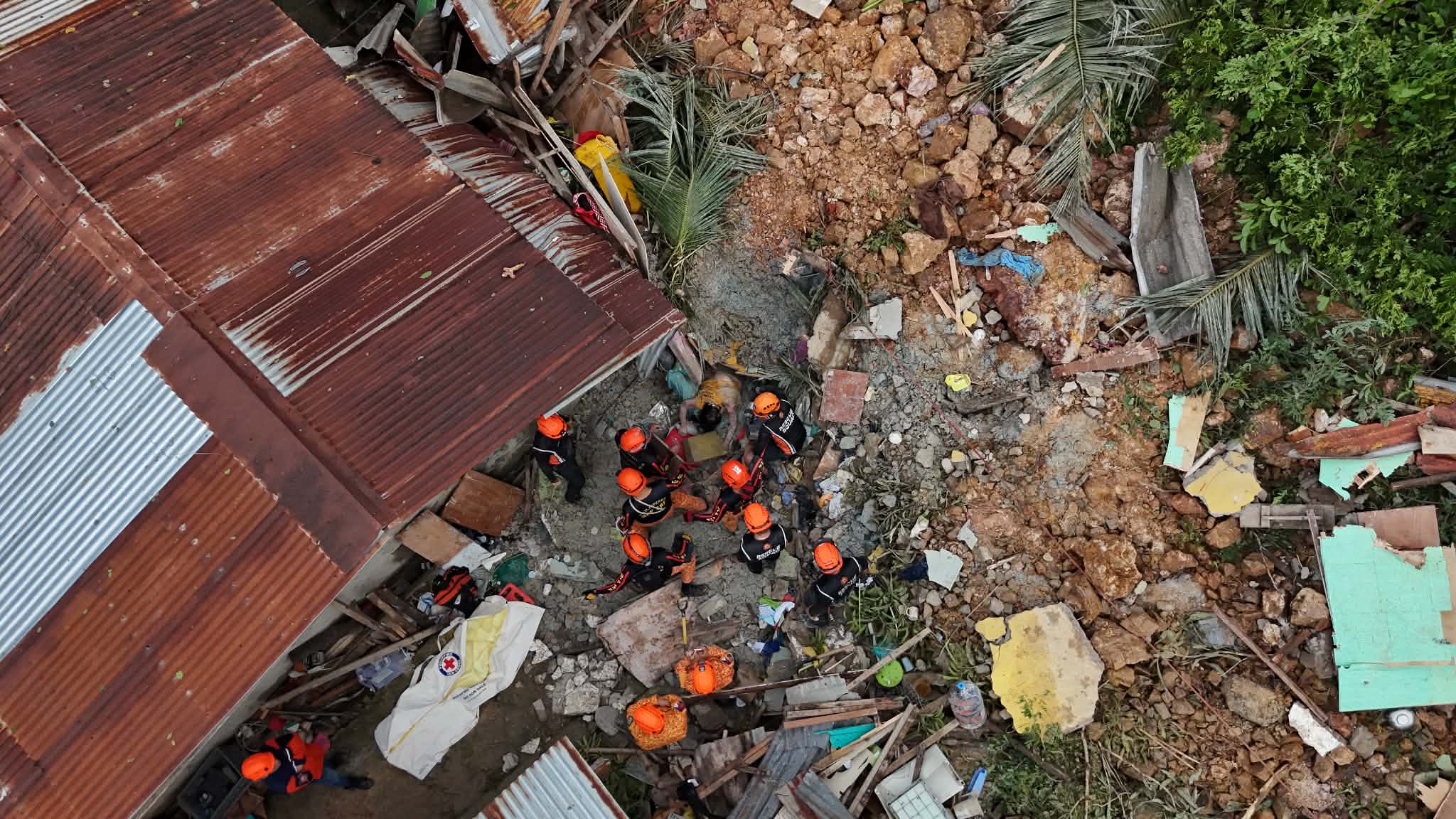 2 children dead after landslide hits uphill village in Cebu City