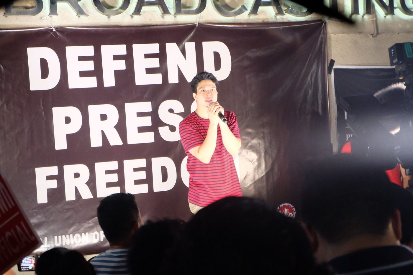 ELMO MAGALONA. The actor and singer takes the stage at the ABS-CBN prayer rally. Rappler photo 