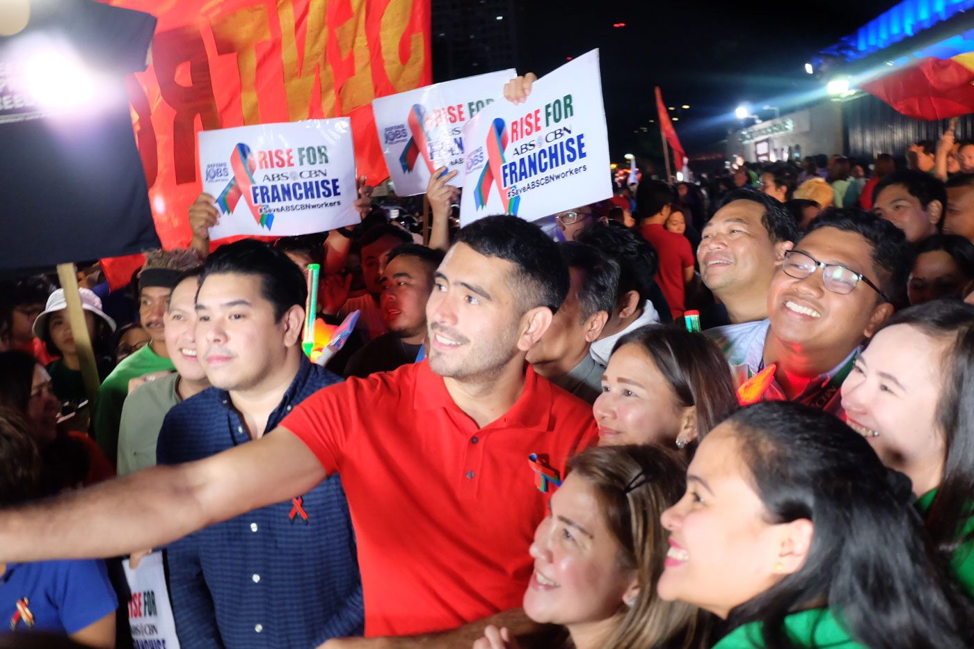 CROWD. Gerald Anderson snaps a photo with other supporters and employees of ABS-CBN. Rappler 