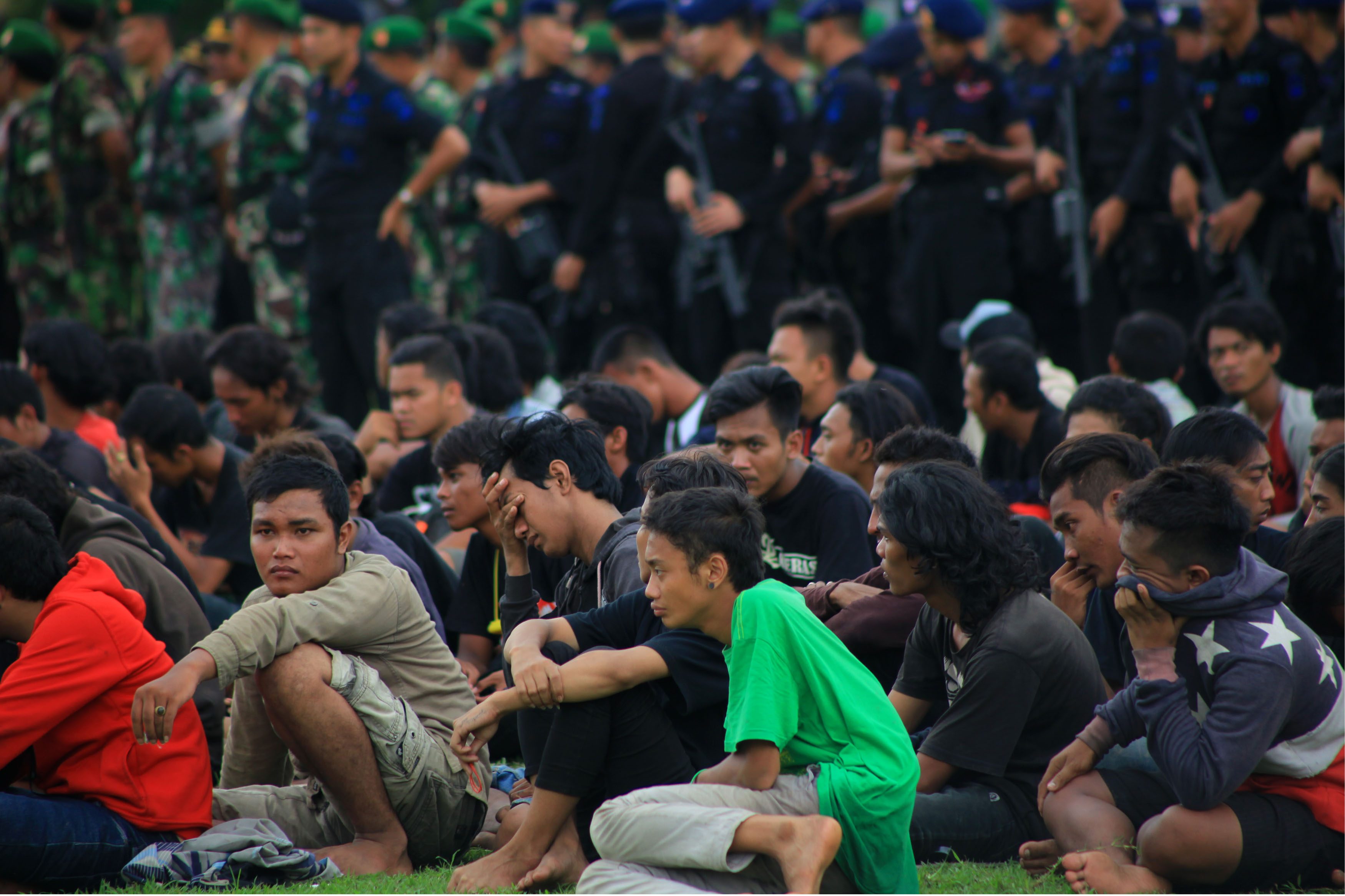 PEMERIKSAAN. Ratusan orang dikumpukan untuk menjalani pemeriksaan polisi setelah terlibat bentrokan dengan pendukung Arema Cronus di Lapangan Mapolres Sragen, Jawa Tengah, pada 19 Desember 2015. Foto oleh Maulana Surya/Antara Foto 