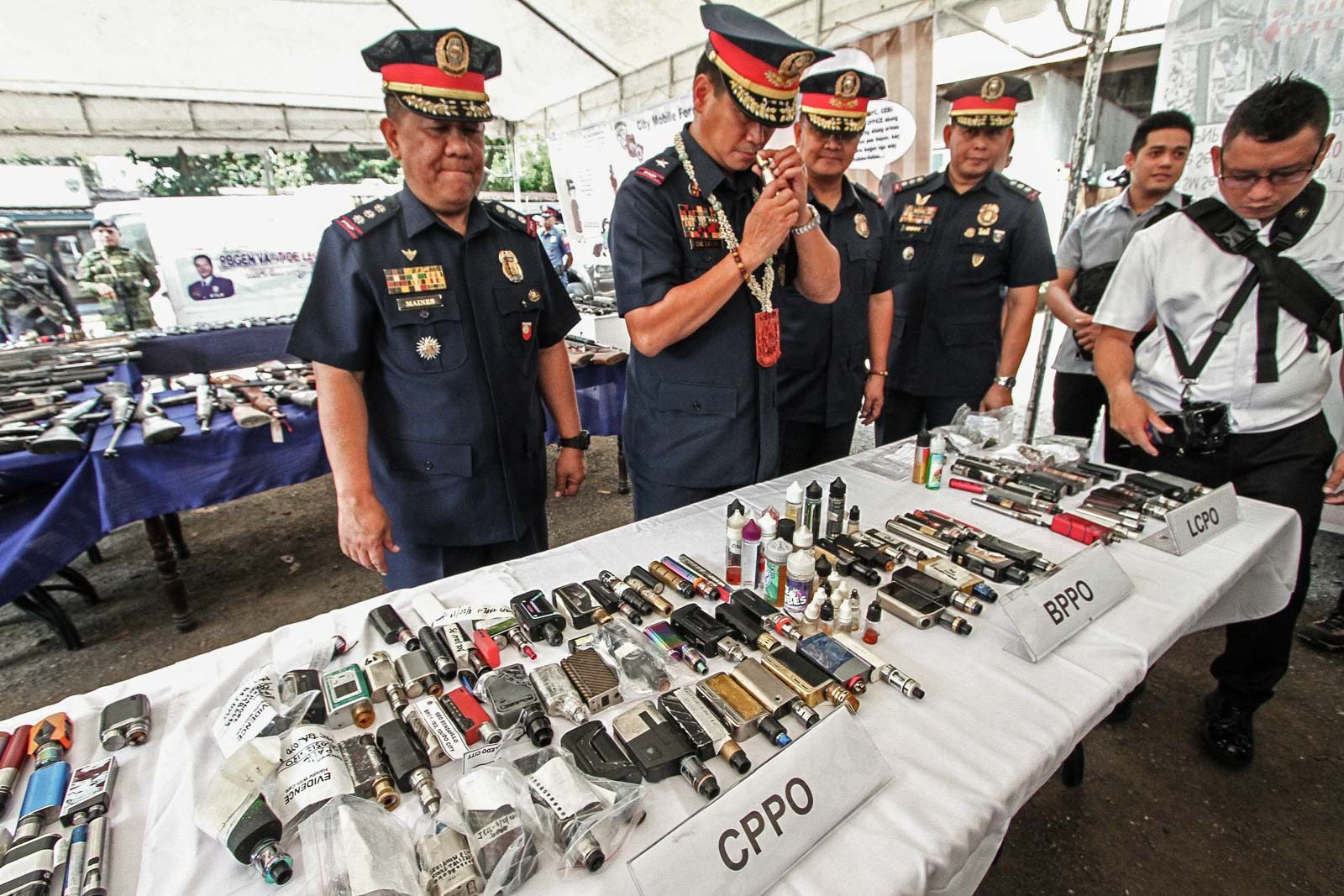 CONFISCATED. At least 250 confiscated vapes were presented and inspected by Police Regional Office (PRO-7) regional director Police Brigadier General Valeriano De Leon in Cebu City Police Office (CCPO) on November 22, 2019. Photo by Gelo Litonjua/Rappler 