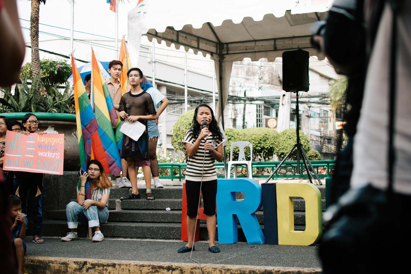 CHANT. 'MAKI-BEKI, huwag ma-shokot!' A representative from Kabataan Partylist leads the crowd in a chant. Photo by Jorge Gamboa  