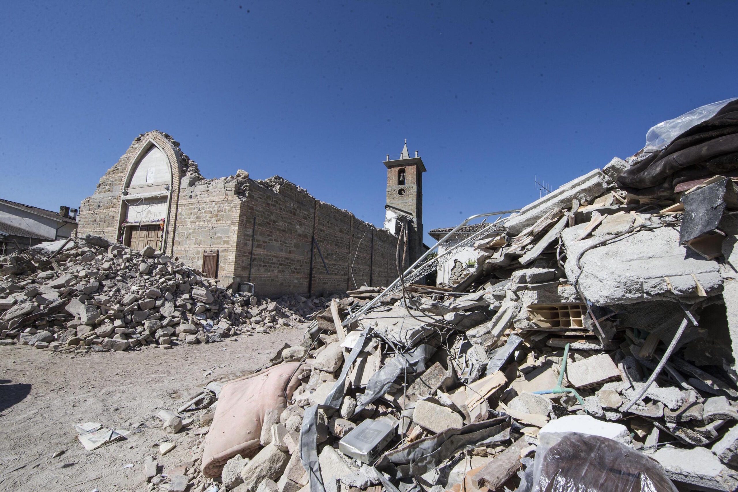 Pope mulls Italy quake visit as survivors dig in