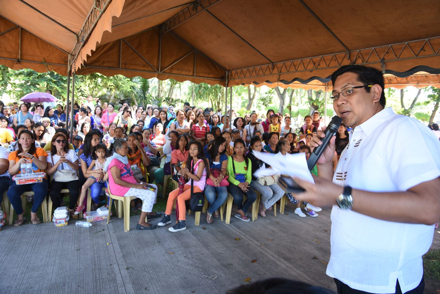 ASSISTANCE. General Santos City Mayor Ronnel Rivera assures the families of the Pablo casualties that the city government will assist the children of the presumed dead fishermen.  
