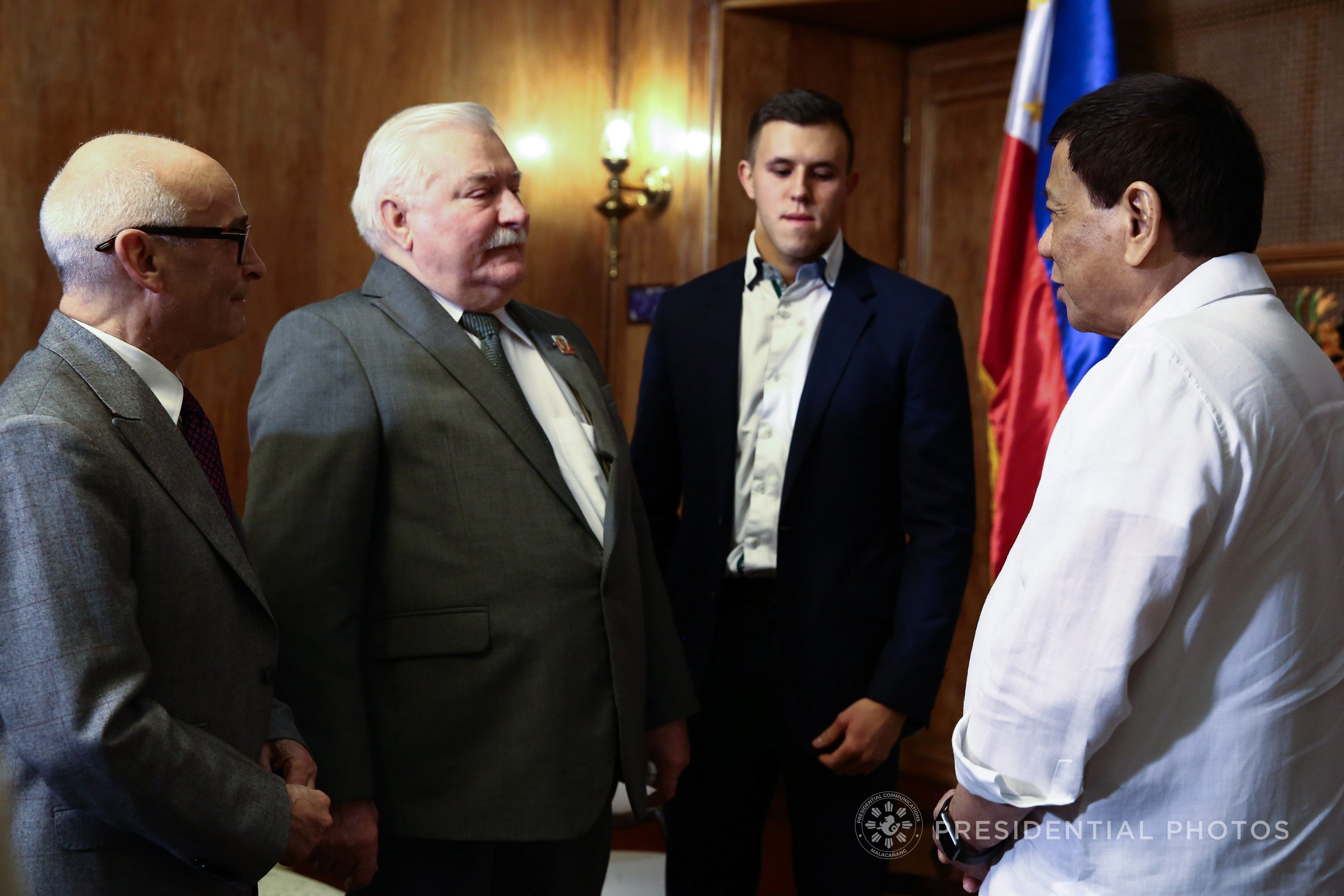 MEETING IN PALACE. President Rodrigo Duterte engages in a discussion with former Poland President Lech Walesa. Malacañang photo 