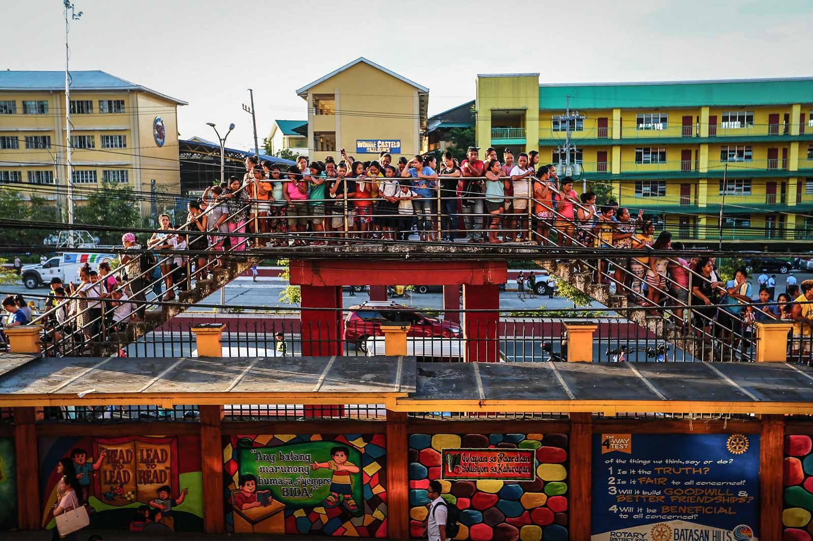 HUMAN TRAFFIC. Parents wait outside during the flag raising ceremony at the Corazon Aquino Elementary School in Quezon City. Photo by Jire Carreon/Rappler 