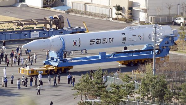 The Korea Space Launch Vehicle-I (KSLV-I), South Korea's first space rocket, is wheeled to its launch pad at Naro Space Center in Goheung, 350 km south of Seoul on October 24, 2012. AFP PHOTO / KOREA POOL