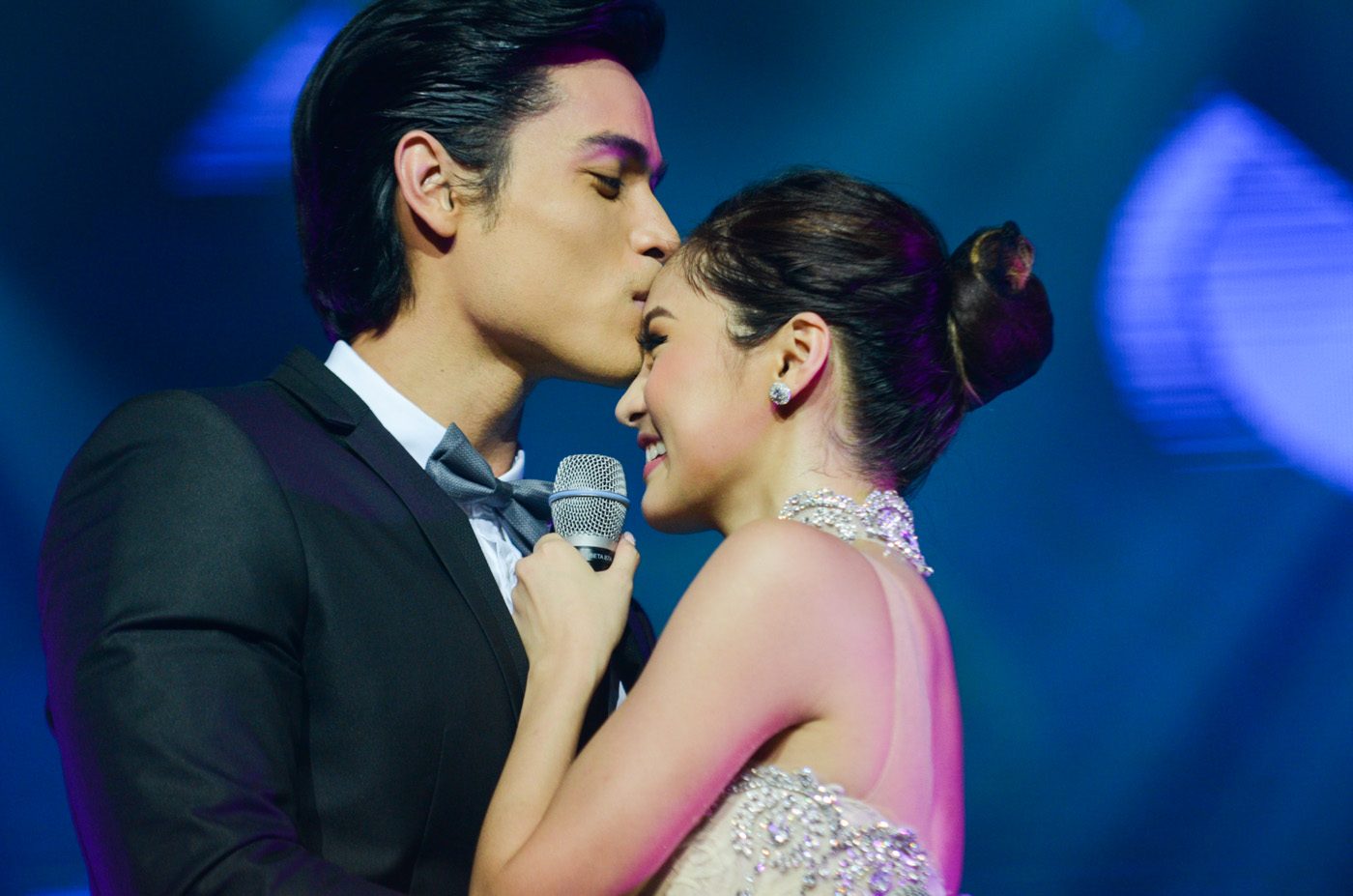 KIMXI. Xian Lim gives Kim Chiu a kiss during her concert Saturday, April 9. The two star in the show 'The Story of Us.' Photo by Alecs Ongcal/ Rappler  