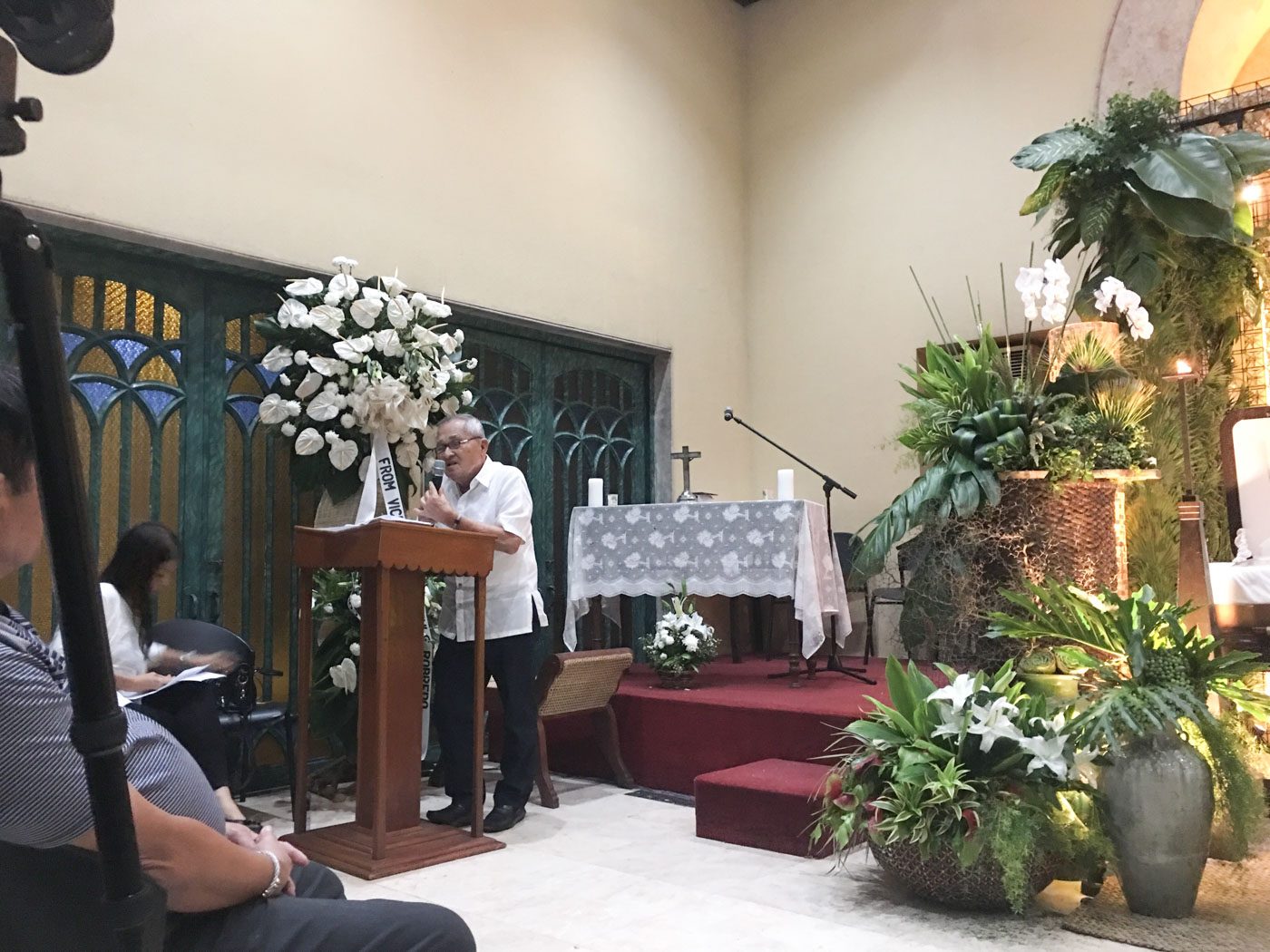 COLLEAGUE. Cesar Buenaventura, vice chairman of DMCI Holdings, gives his eulogy for the late DM Consunji. Photo by Lala Rimando/Rappler   