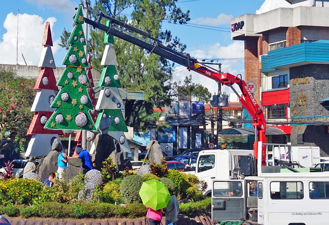 In Baguio, bonfires and Christmas trees sometimes go together