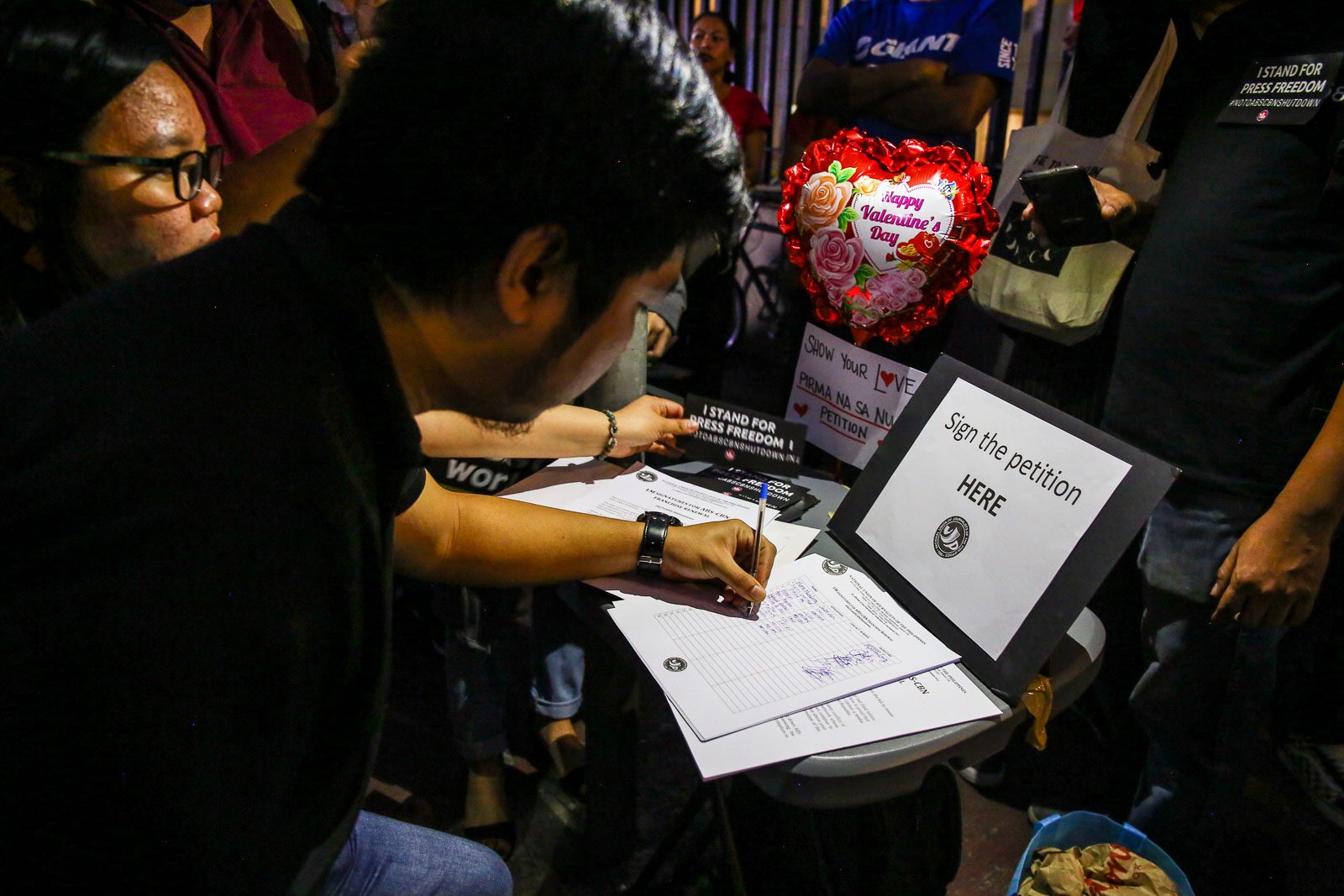 SIGN THE PETITION. Participants at the Red Friday protest sign the petition supporting the frnchise renewal of ABS-CBN on February 14, 2020. Photo by Jire Carreon/Rappler 