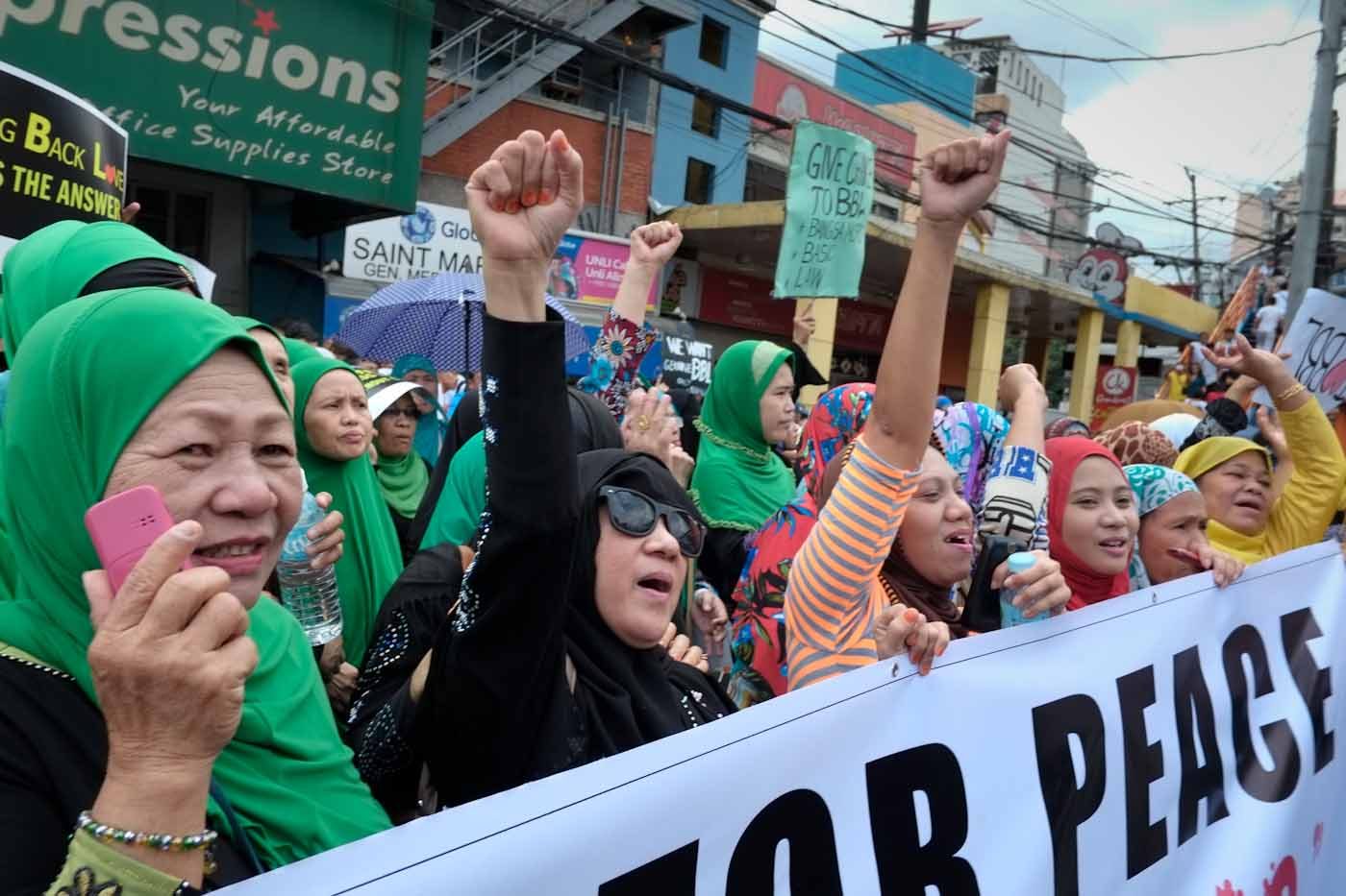 PEACE RALLY. Muslims from Manila, Bulacan, Pampanga and Pangasinan bannered by the 1-Bangsamoro group, converged at the Mendiola Peace Arch on February 20 to push for the Bangsamoro Basic Law. 