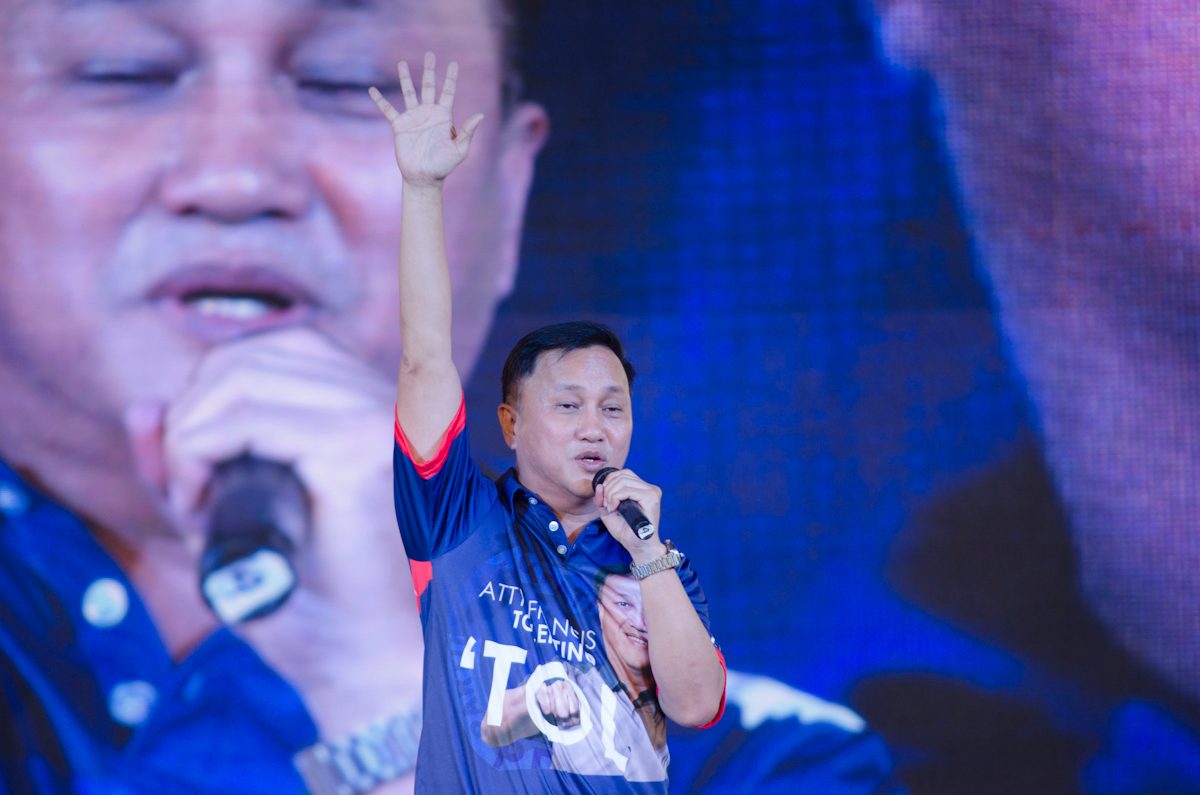 HNP BET. Senatorial candidate Francis Tolentino campaigns before Makati residents. Photo by Rob Reyes/Rappler
 