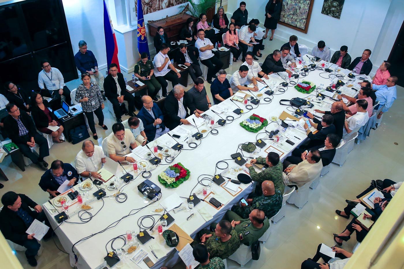 CABINET MEETING. President Rodrigo Duterte presides over a special Cabinet meeting at the Presidential Guest House in Panacan, Davao City on May 25, 2017. The President called for a special Cabinet meeting after declaring Martial Law in Mindanao on May 23, 2017. Malacañang photo
   