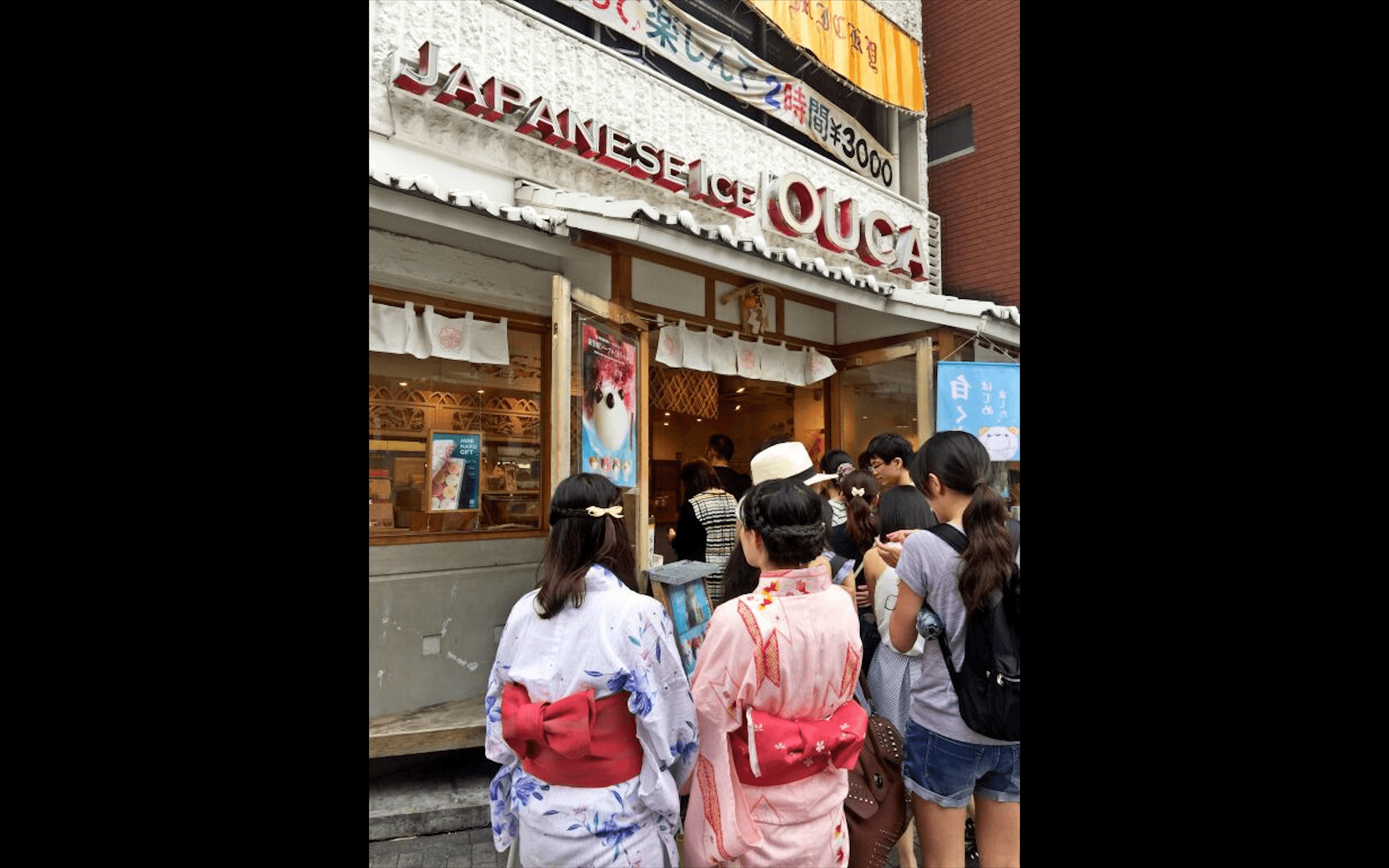 Di musim panas, banyak wanita Jepang dengan kimono warna-warni berhenti untuk mencoba es krim di Ouca.  Foto oleh Lewi Aga Basoeki 