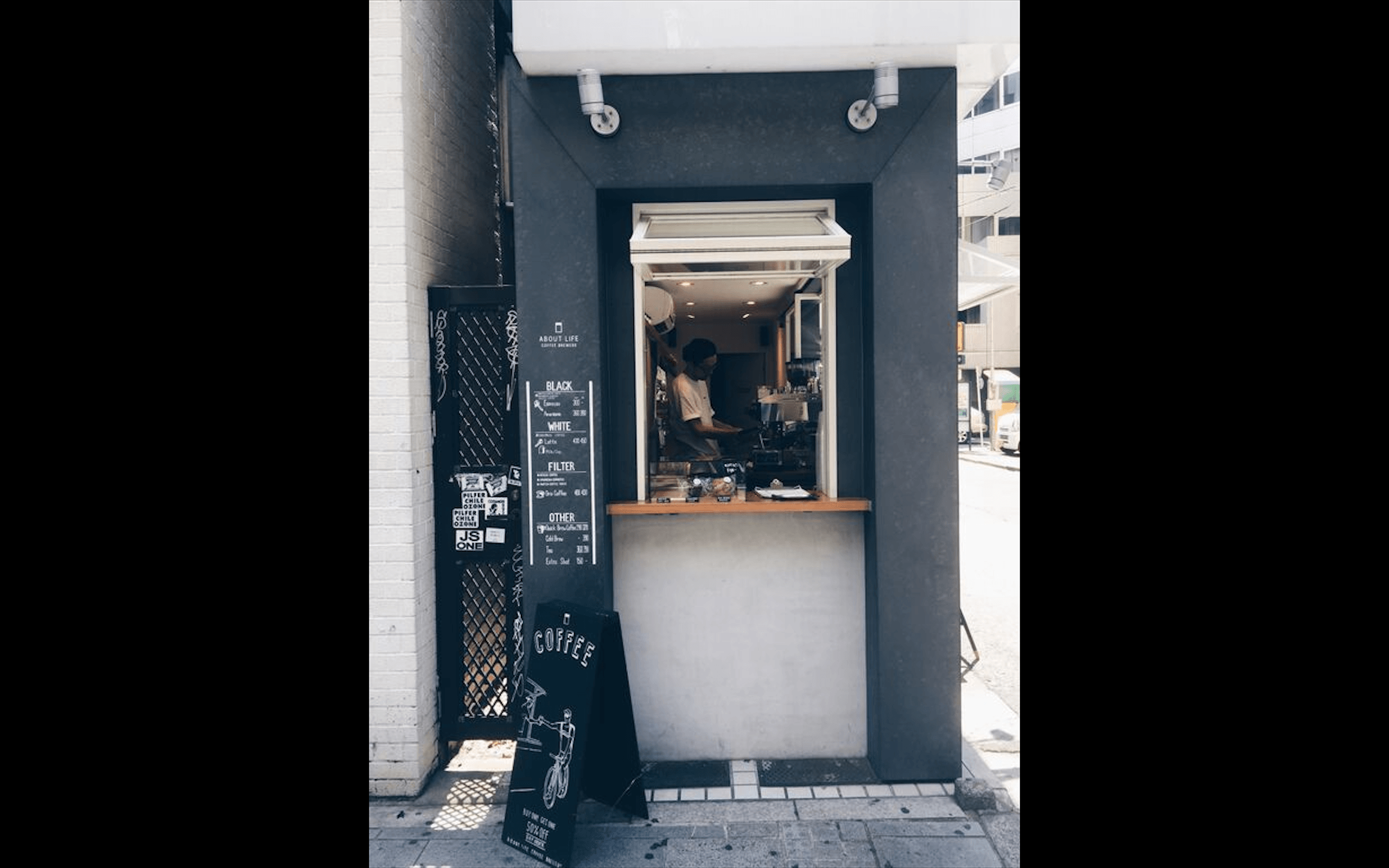 Kedai About Life Coffee memang kecil dan hanya cocok untuk take-away. Foto oleh Lewi Aga Basoeki 