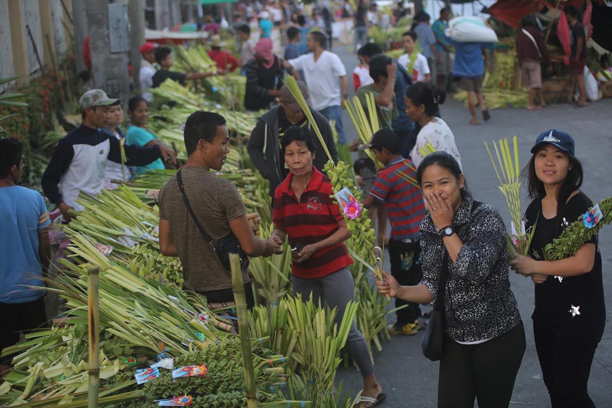 ONCE-A-YEAR SALES. Vendors sell palm fronds (palaspas) near St Peter Parish along Commonwealth, Quezon City, on Palm Sunday, March 25, 2018. Photo by Darren Langit/Rappler 