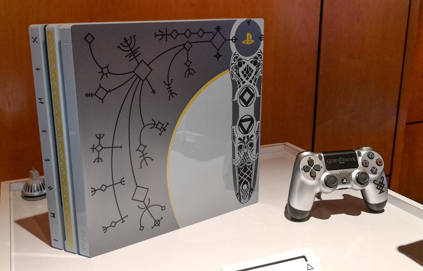 halv otte Hold sammen med sikkerhed The 'God of War' PS4 Pro and the meanings behind the markings