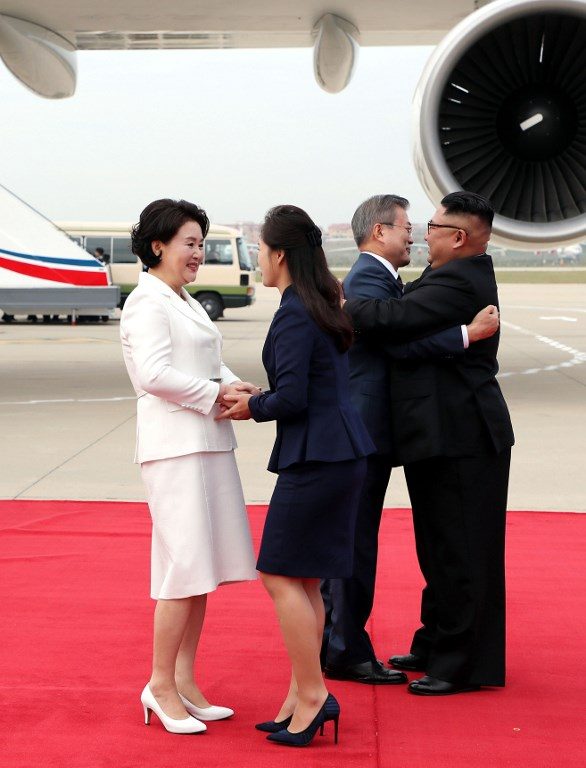 WELCOME. North Korean leader Kim Jong-un (R) and his wife Ri Sol-ju (2nd L) welcome South Korean President Moon Jae-in (2nd R) and his wife Kim Jung-sook (L) during a welcoming ceremony at Pyongyang SooAn airport on September 18, 2018. AFP PHOTO/Pyeongyang Press Corps   
