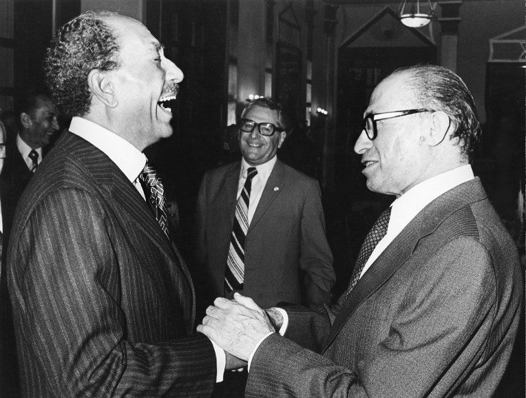 TURNING POINT. In this file photo, Israeli Premier Menahem Begin (r) and Egyptian President Anwar al-Sadate shake hands and joke 20 November 1977 in Jerusalem during Egypt's President historic visit to Israel. N/B B/W / AFP PHOTO / FILES-IPPA  