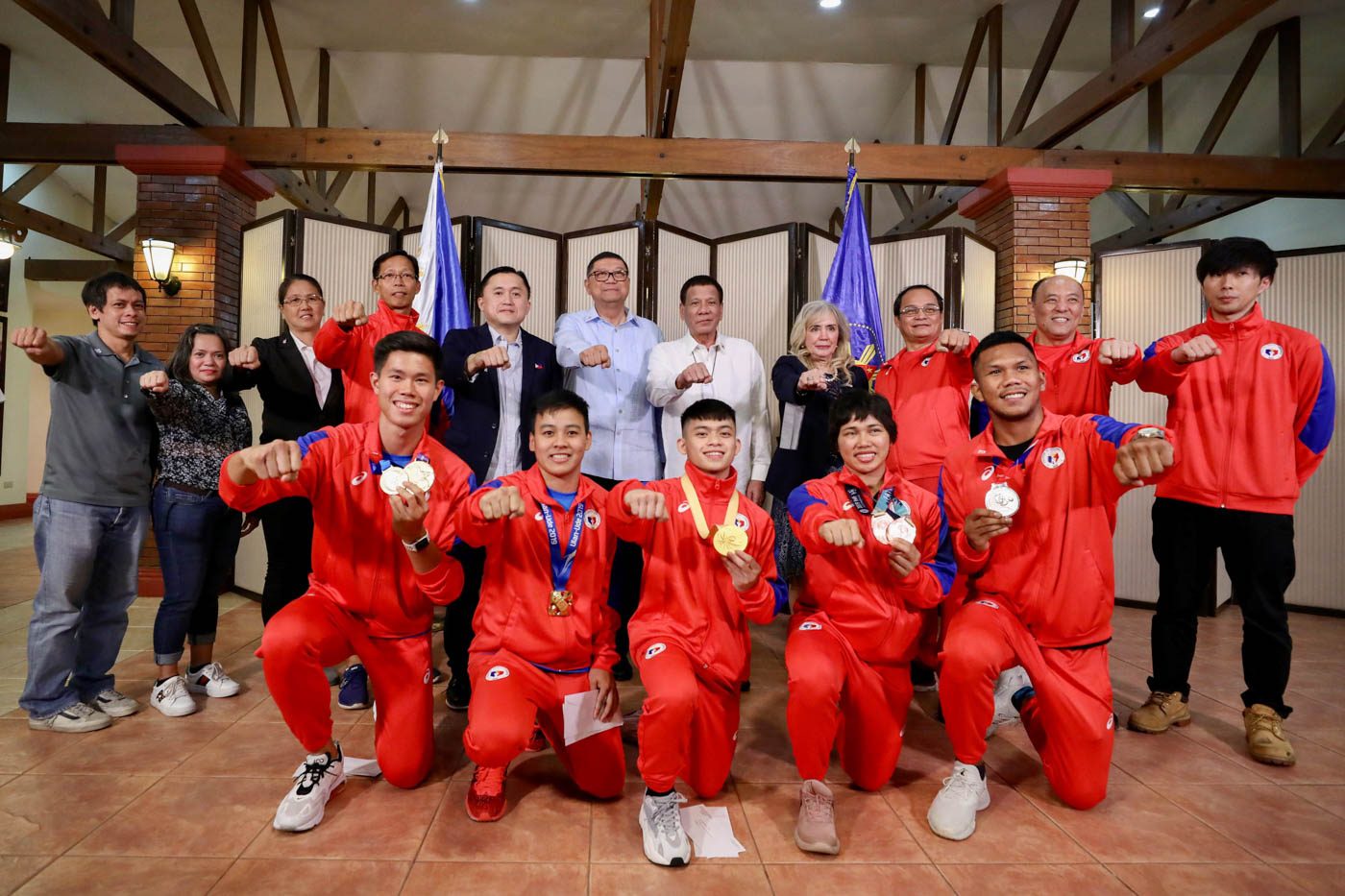 BRINGING HOME VICTORY. Medal-winning Filipino athletes pose for a photo with President Rodrigo Duterte and other officials. Malacañang photo 