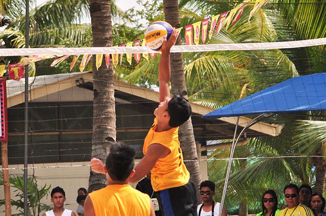 DavNor Plater tries to go for a spike. Photo by Janine Abejay/Rappler 