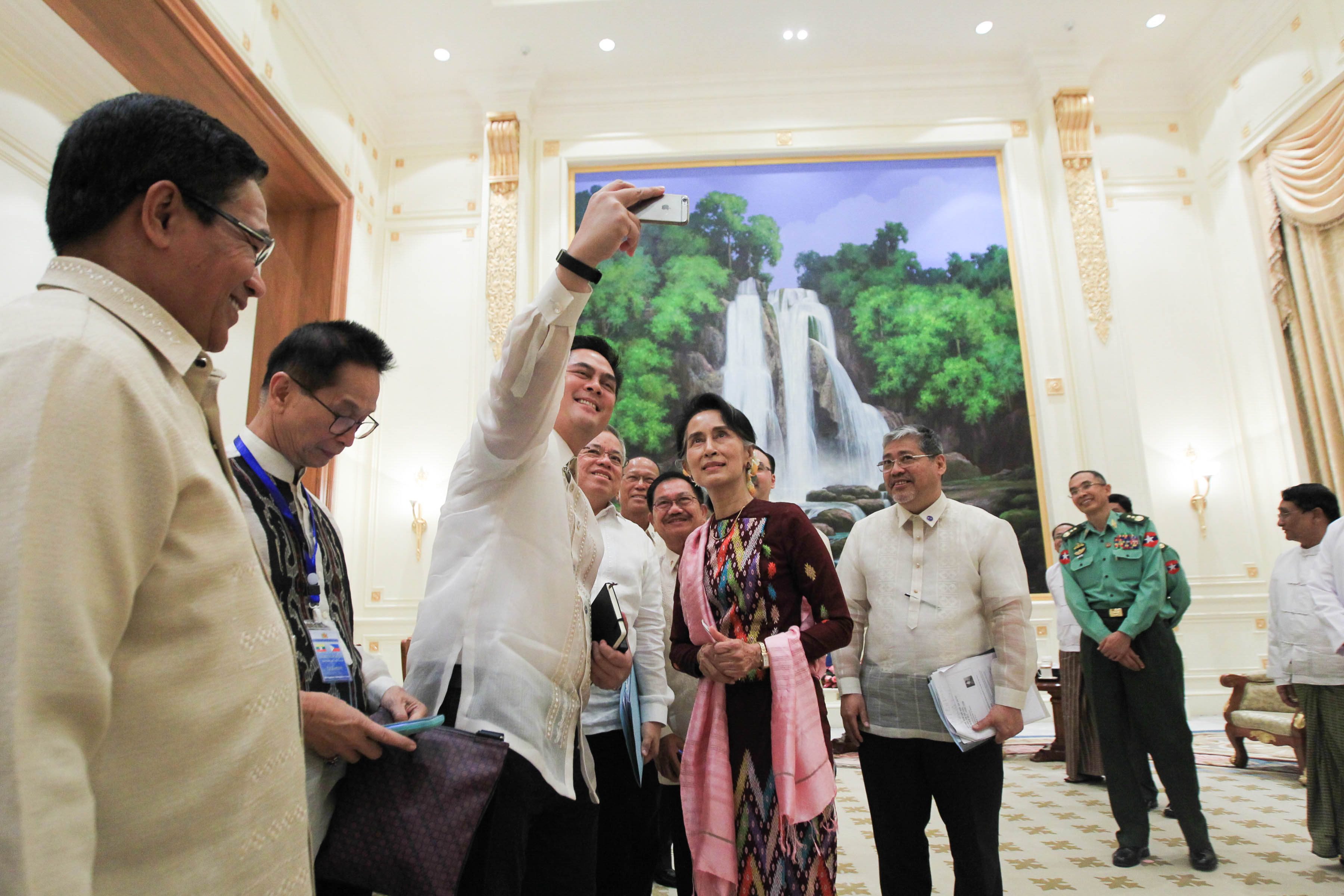 A FAN. Cabinet officials have their photos taken with Aung San Suu Kyi. Malacañang photo 