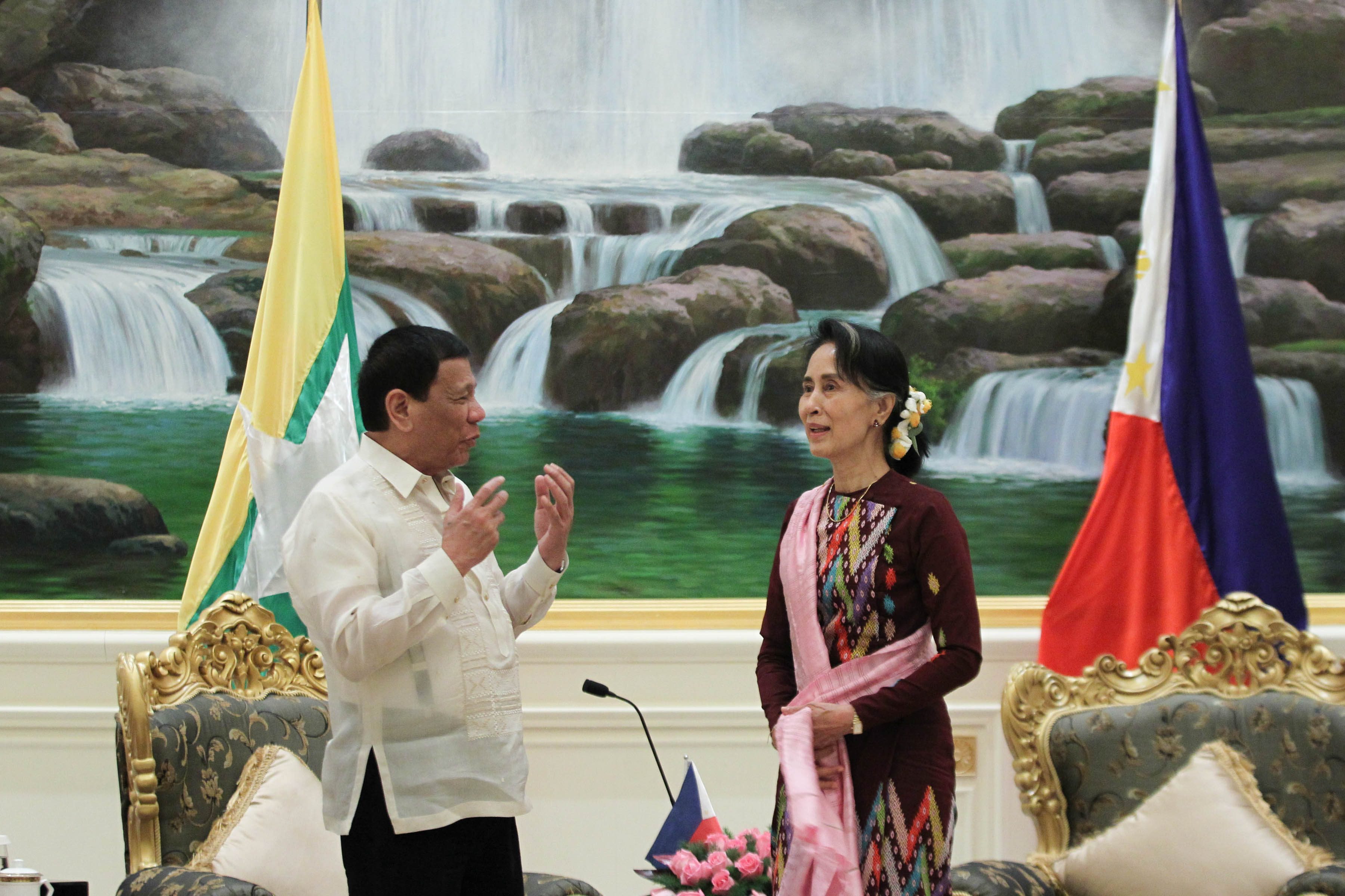 MYANMAR'S ICON. Philippine President Rodrigo Duterte chats with Myanmar's Aung San Suu Kyi. Malacañang photo 