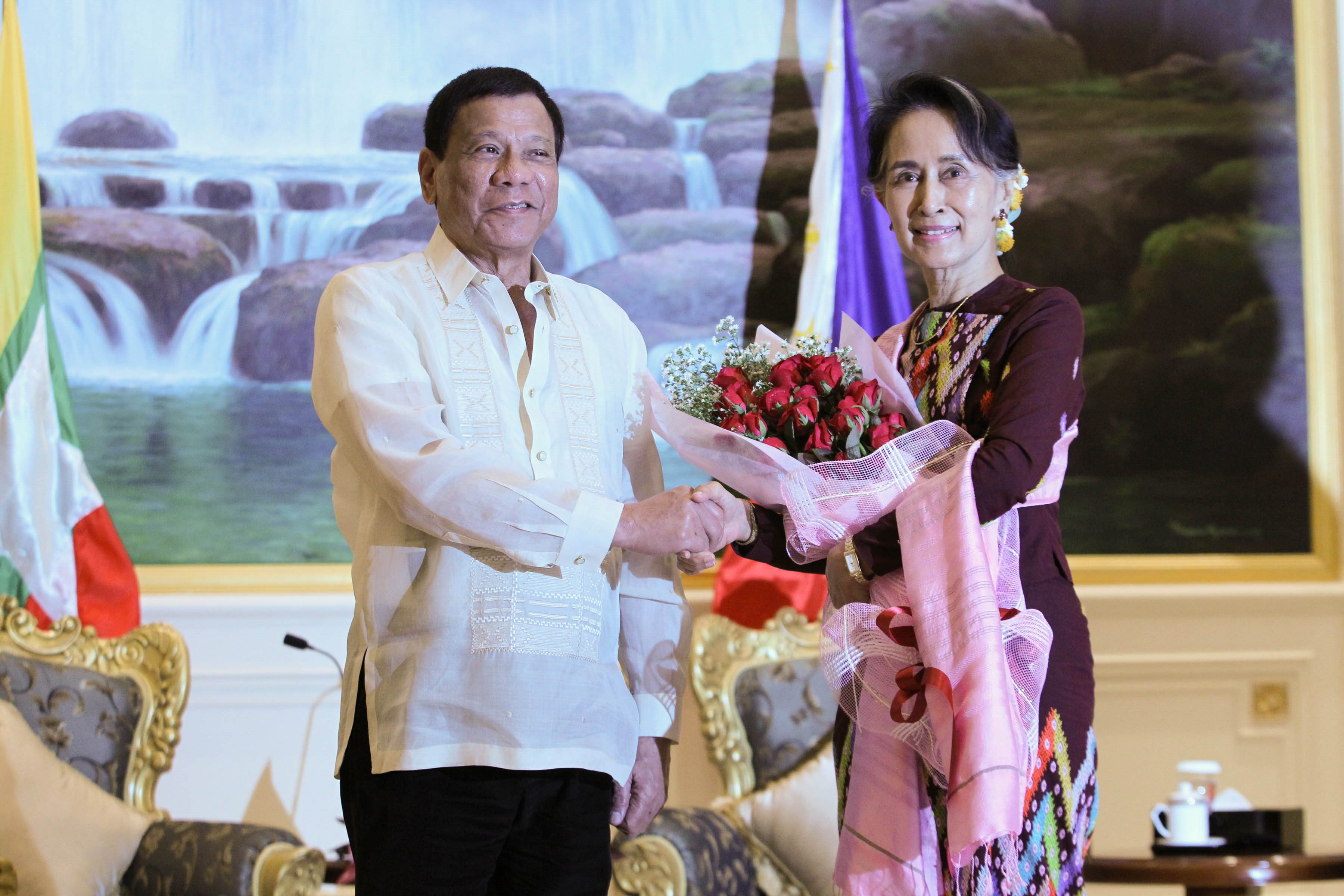 GENTLEMAN'S GIFT. President Duterte gives State Counsellor Aung San Suu Kyi red roses and cash assistance for the Rohingya crisis 