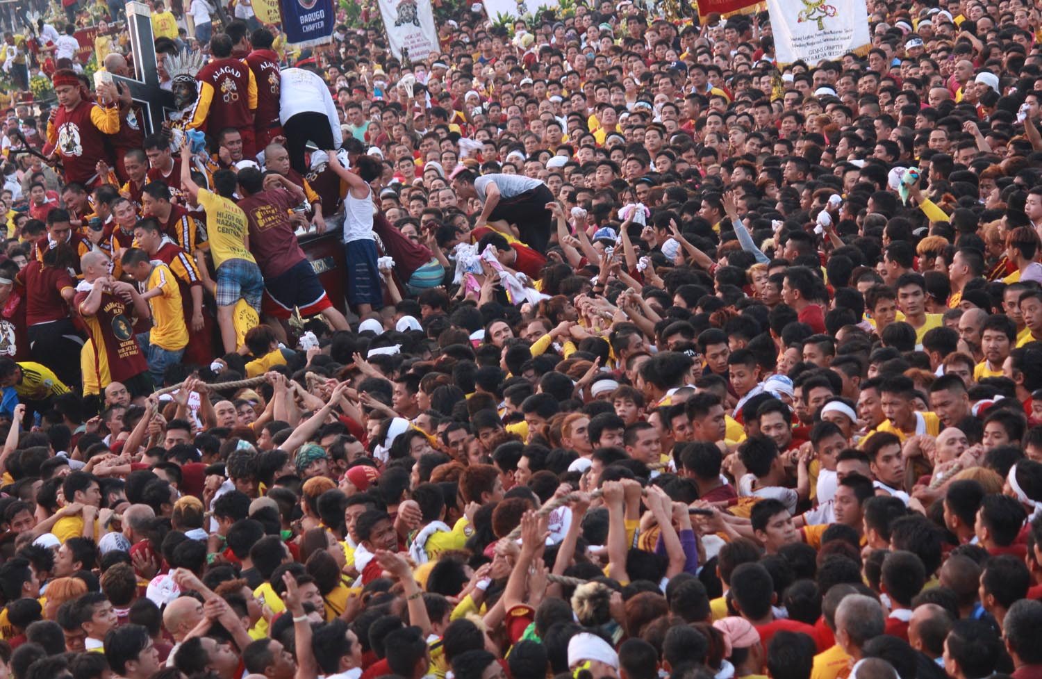 HUGE CROWD. Devotees attempt to touch the statue of the Black Nazarene during a procession in Manila on January 9, 2015. Photo by Joel Liporada/Rappler 