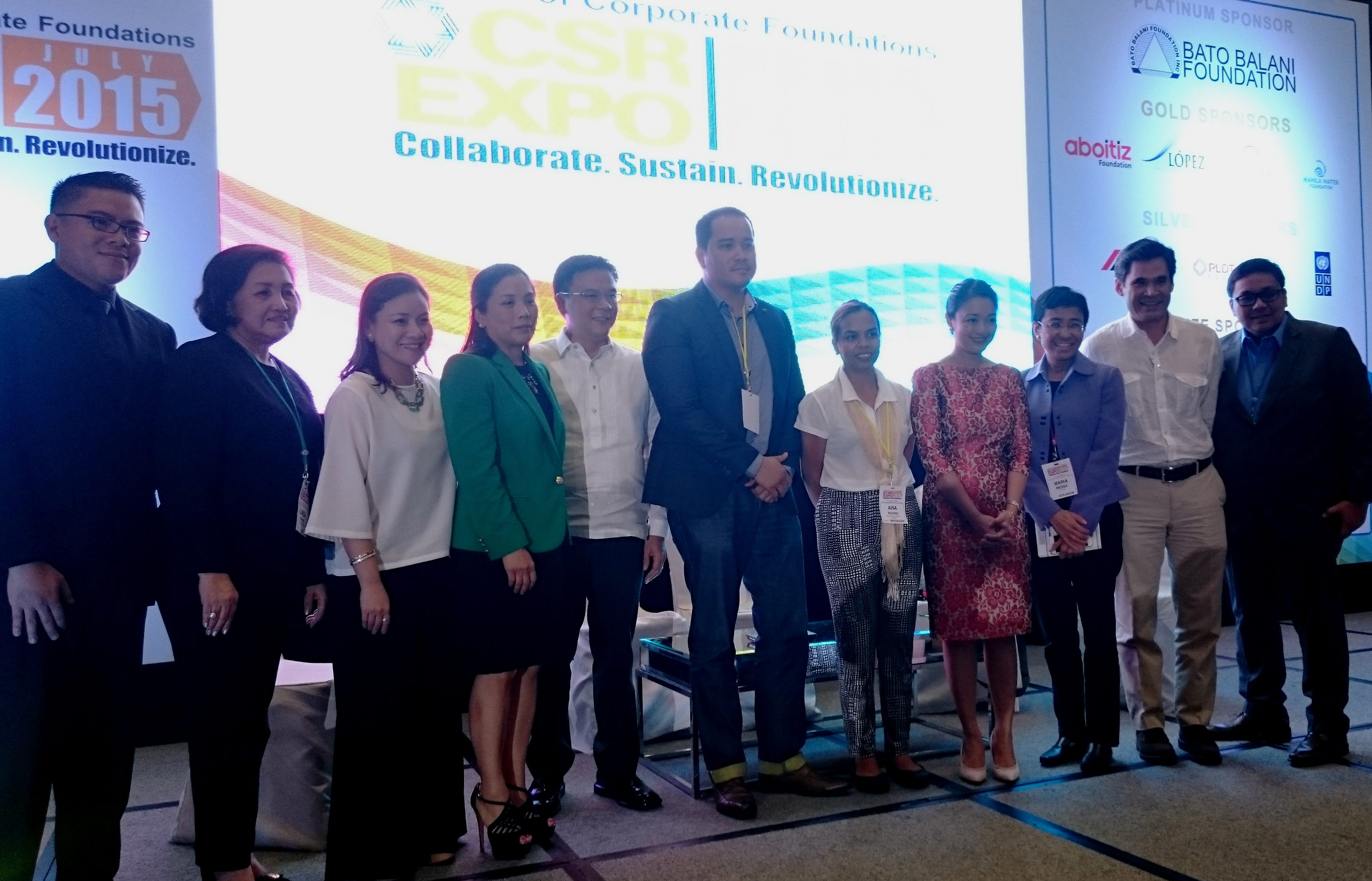 REVOLUTIONIZING CSR. Leonido Pulido (center) and Manny Ayala (2nd from right) share their thoughts on the changing Corporate Social Responsibility (CSR) mindset at the 2015 League of Corporate Foundations CSR expo and conference. Photo by Chris Schnabel / Rappler  