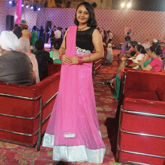 Ririn saat mendatangi sebuah pernikahan di India dengan menggunakan baju adat negara tersebut. Foto dari AIESEC 