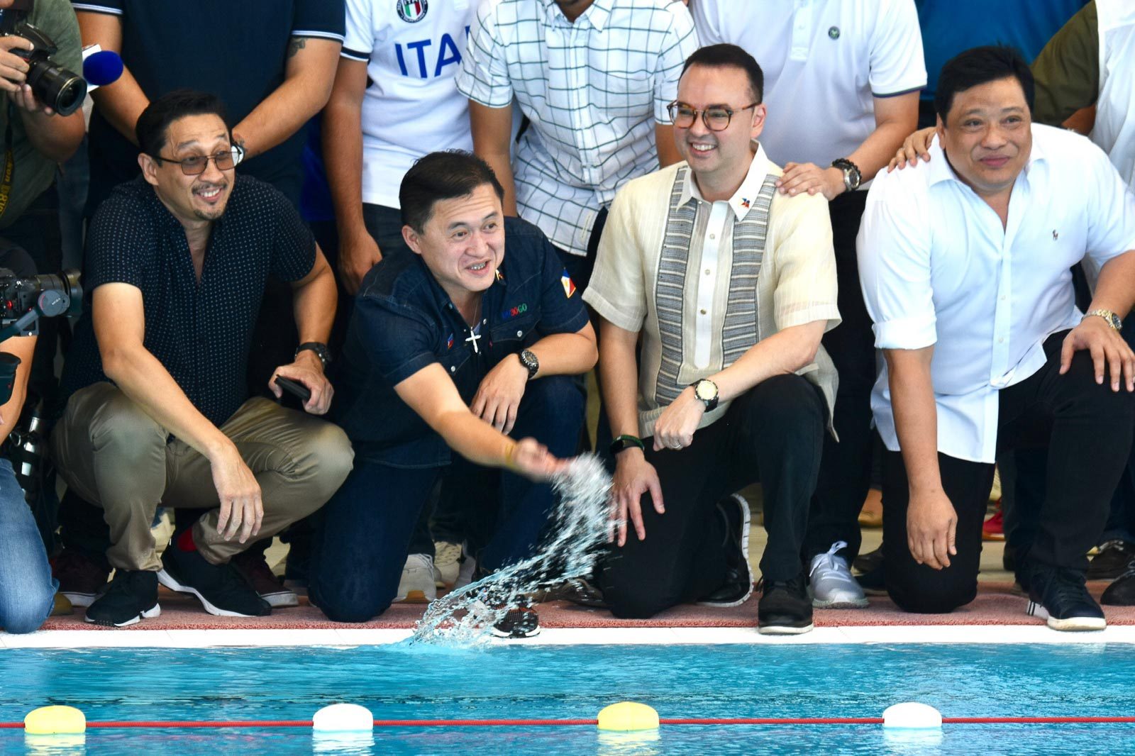 LAWMAKERS' INSPECTION. Senator Bong Go and House Speaker Alan Peter Cayetano pose for the cameras inside the New Clark City Sports Complex. Photo by Angie de Silva/Rappler 
