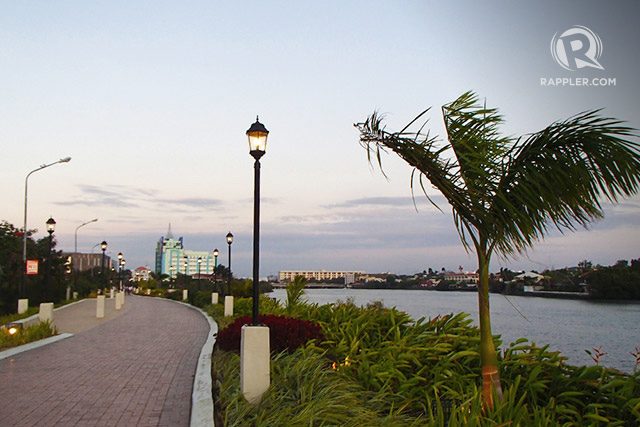 THE CITY’S PROMENADE. The relaxing ambiance of Iloilo Esplanade after sunset 
