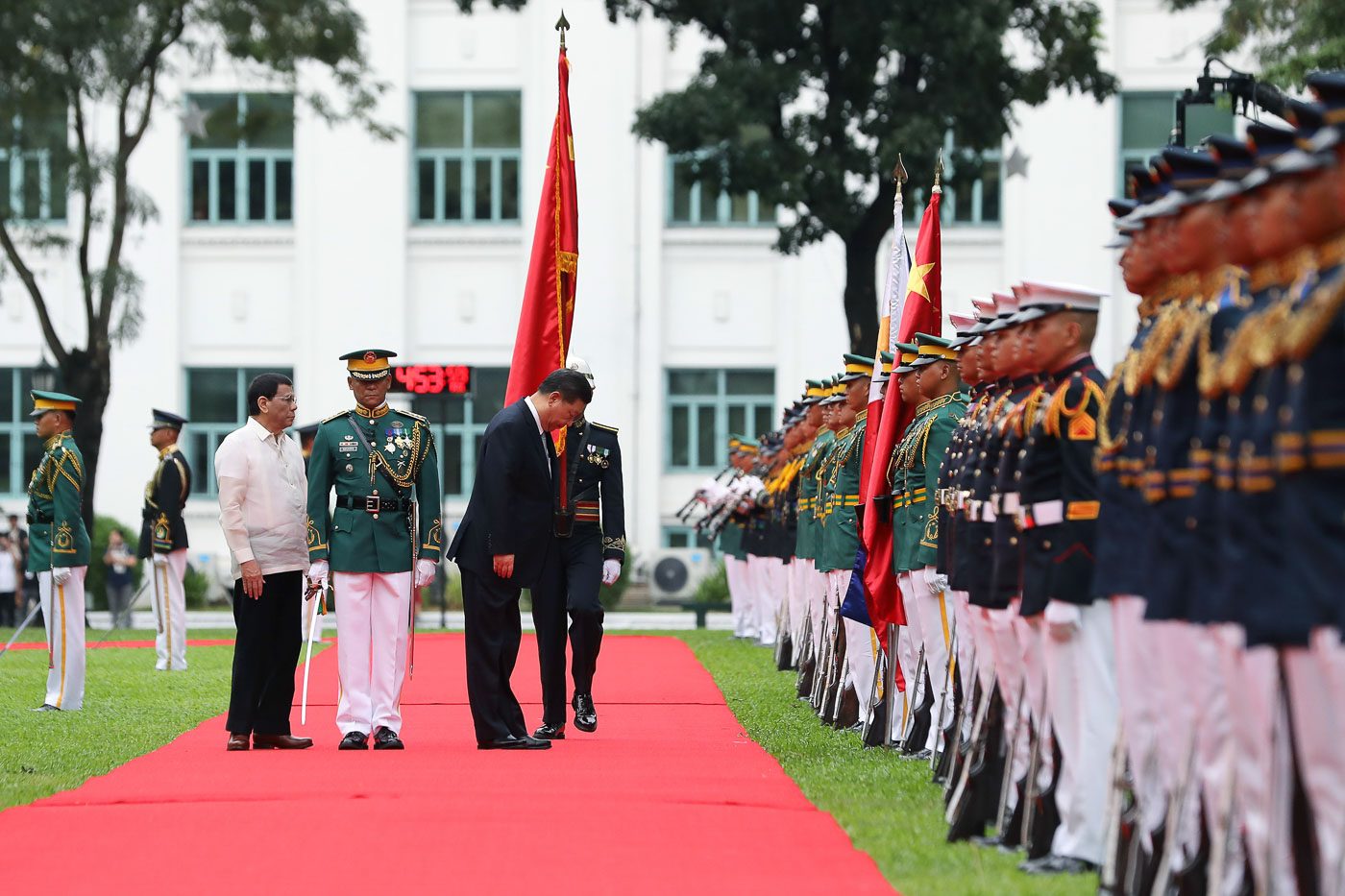BREACHING PROTOCOL. A lone Chinese flag trails Chinese President Xi Jinping and Philippine President Rodrigo Duterte during the welcome ceremony. Malacañang Photo 