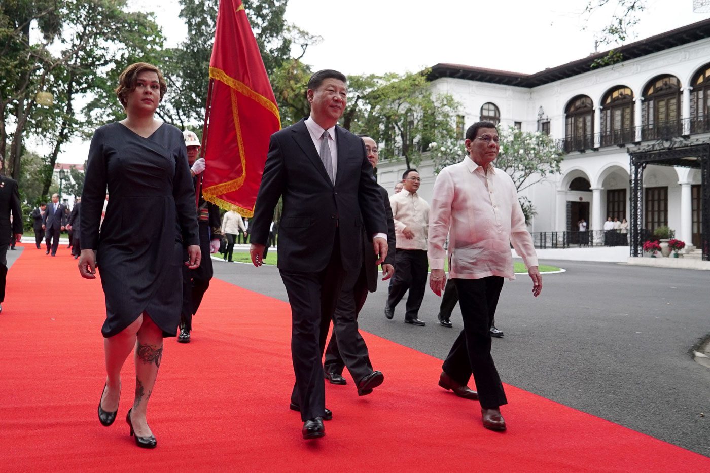 ADJUSTMENT. The Chinese flag is used in place of the Philippine presidential flag during the welcome ceremony. Malacañang Photo   