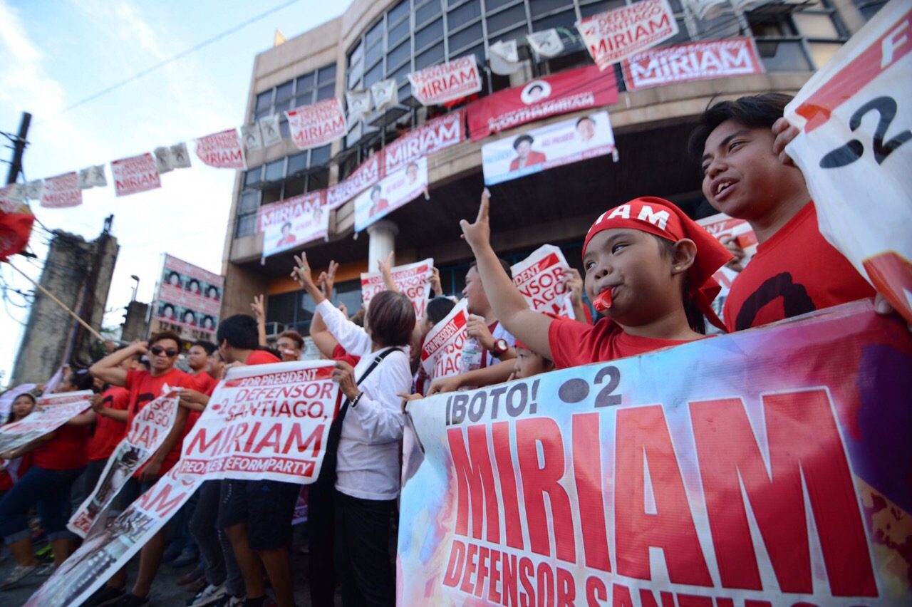 FINAL PUSH. Supporters of Miriam Defensor Santiago and Ferdinand Marcos Jr gather in Quezon City. Photo by Martin San Diego/Rappler 