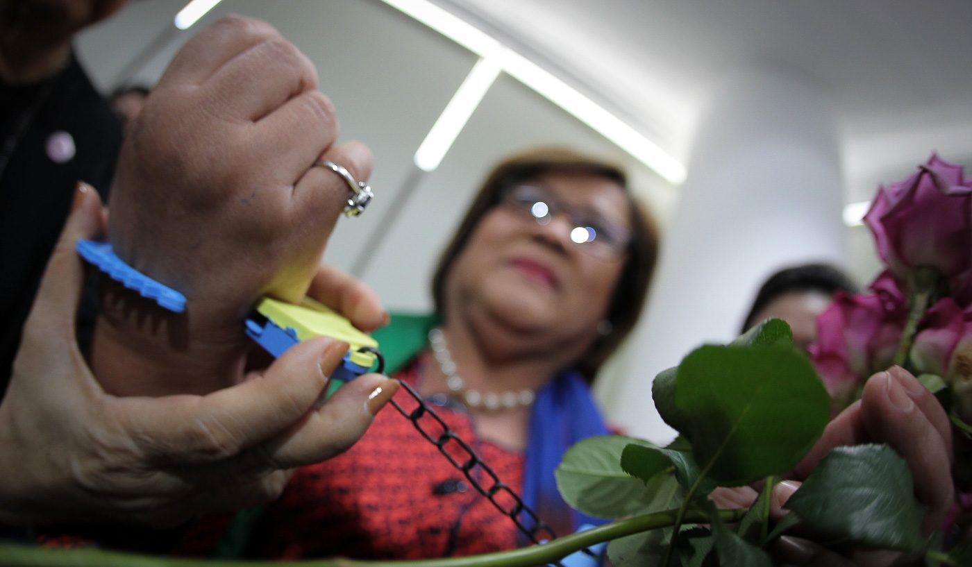 CHAIN OF LOVE. Women leaders show their support for. File photo by Joseph Vidal/PRIB 