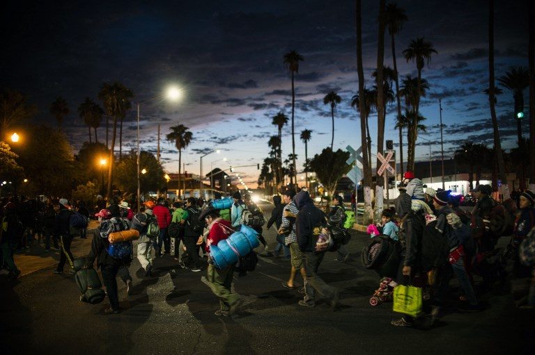 CARAVAN. Central American migrants —mostly Hondurans— moving towards the United States in hopes of a better life, walk in the Mexican border city of Mexicali, Baja California state on their way to Tijuana, Mexico, on November 20, 2018. Photo by Pedro Pardo/AFP   