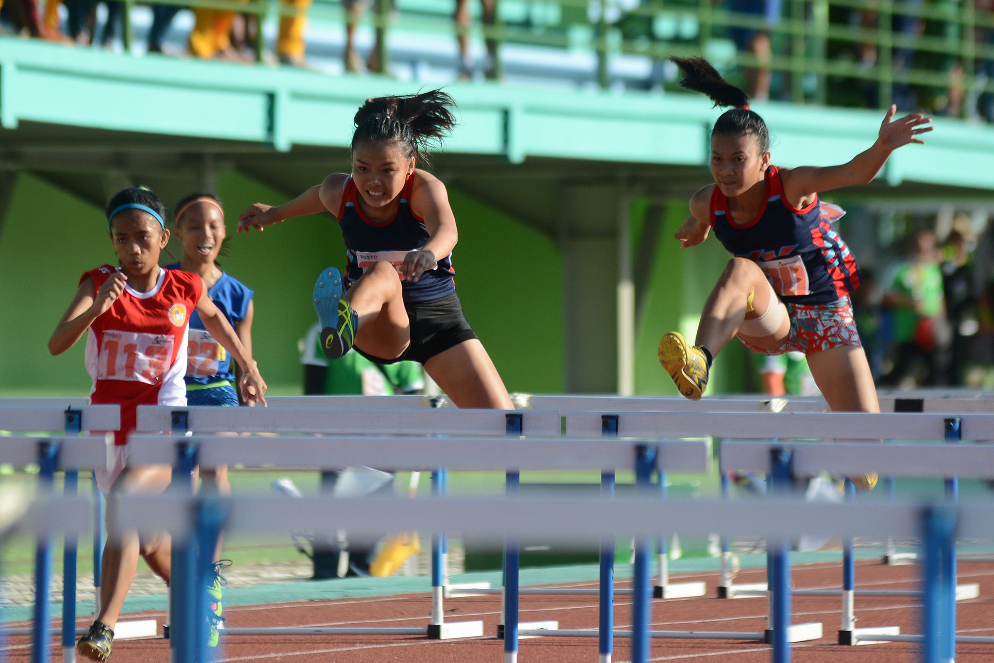WINNER. Ezel Divinagracia (L) from Western Visayas is the gold medalist for the secondary girls 110-meter hurdles. Photo by Roy Secretario/Rappler 