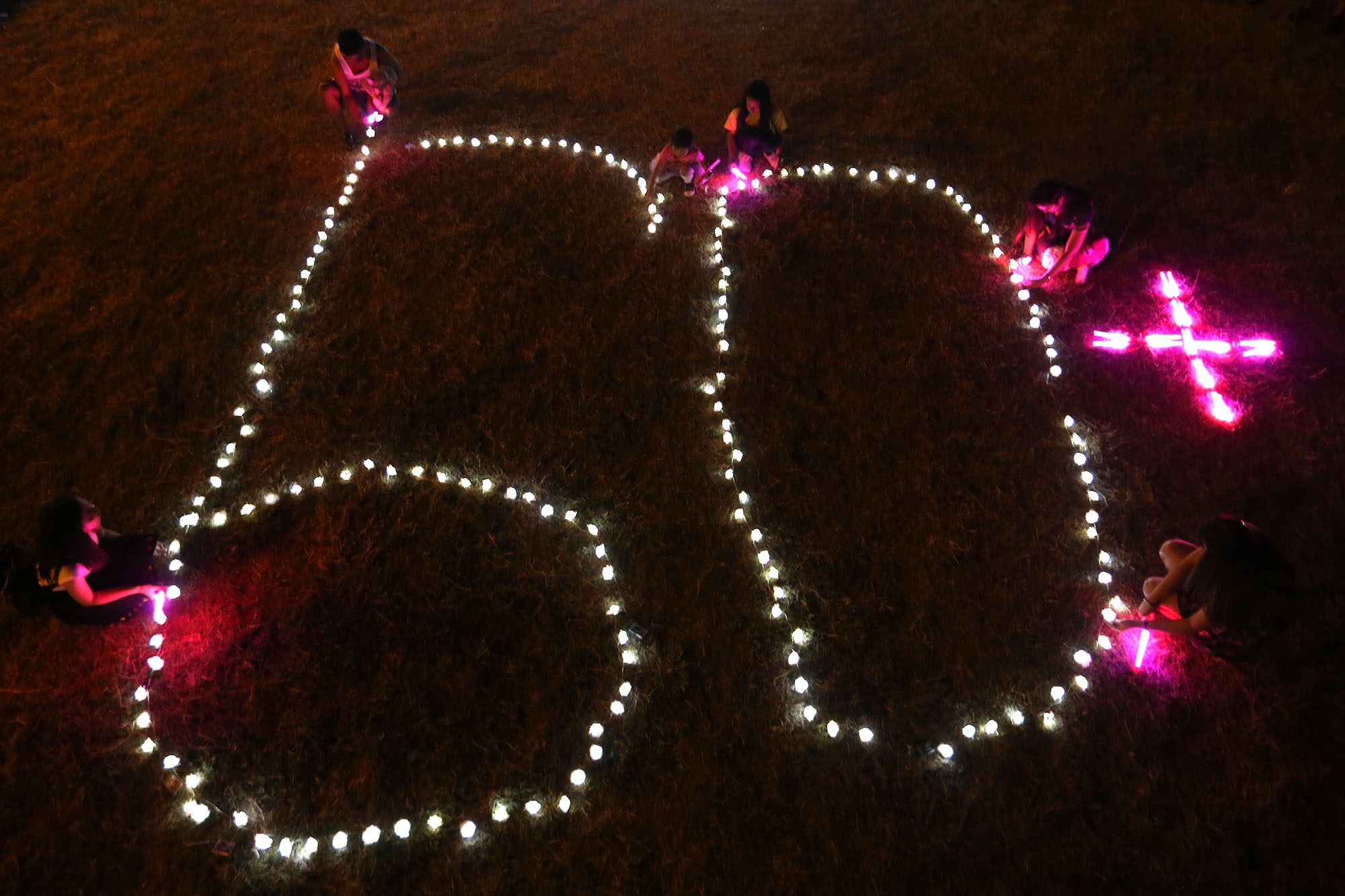 60+. Residents light fabric roses forming 60+ to observe the Earth Hour at SM City-Taytay in RIzal. Photo by Inoue Jaena/Rappler  