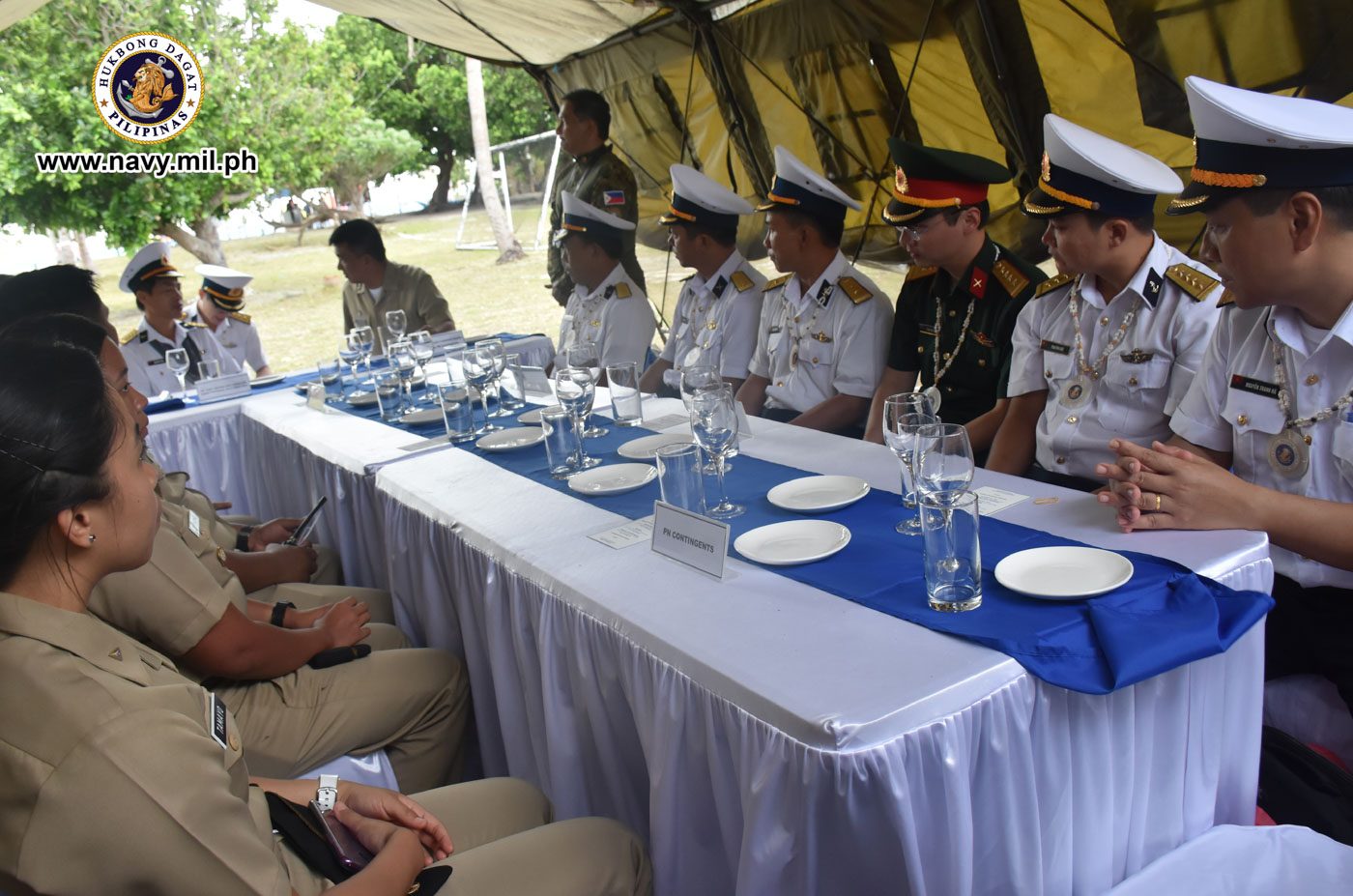 FRIENDLY. Officers of the two navies.  Photo courtesy of Philippine Navy  