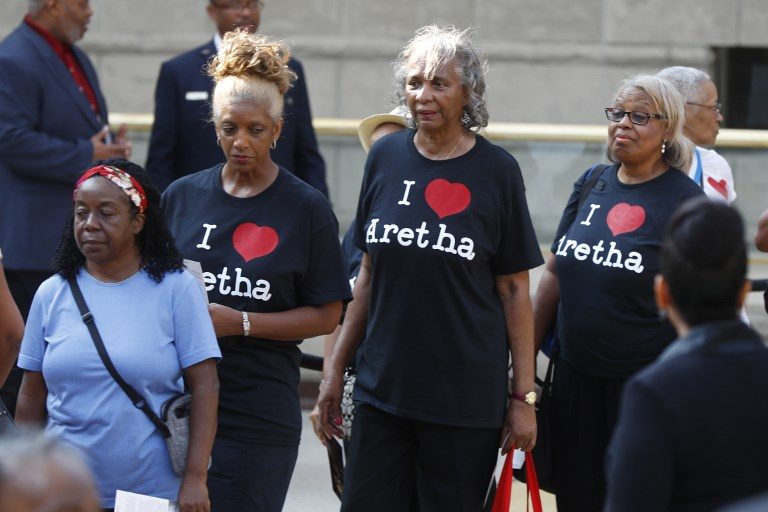 Thousands pay respects as Aretha Franklin lies in state