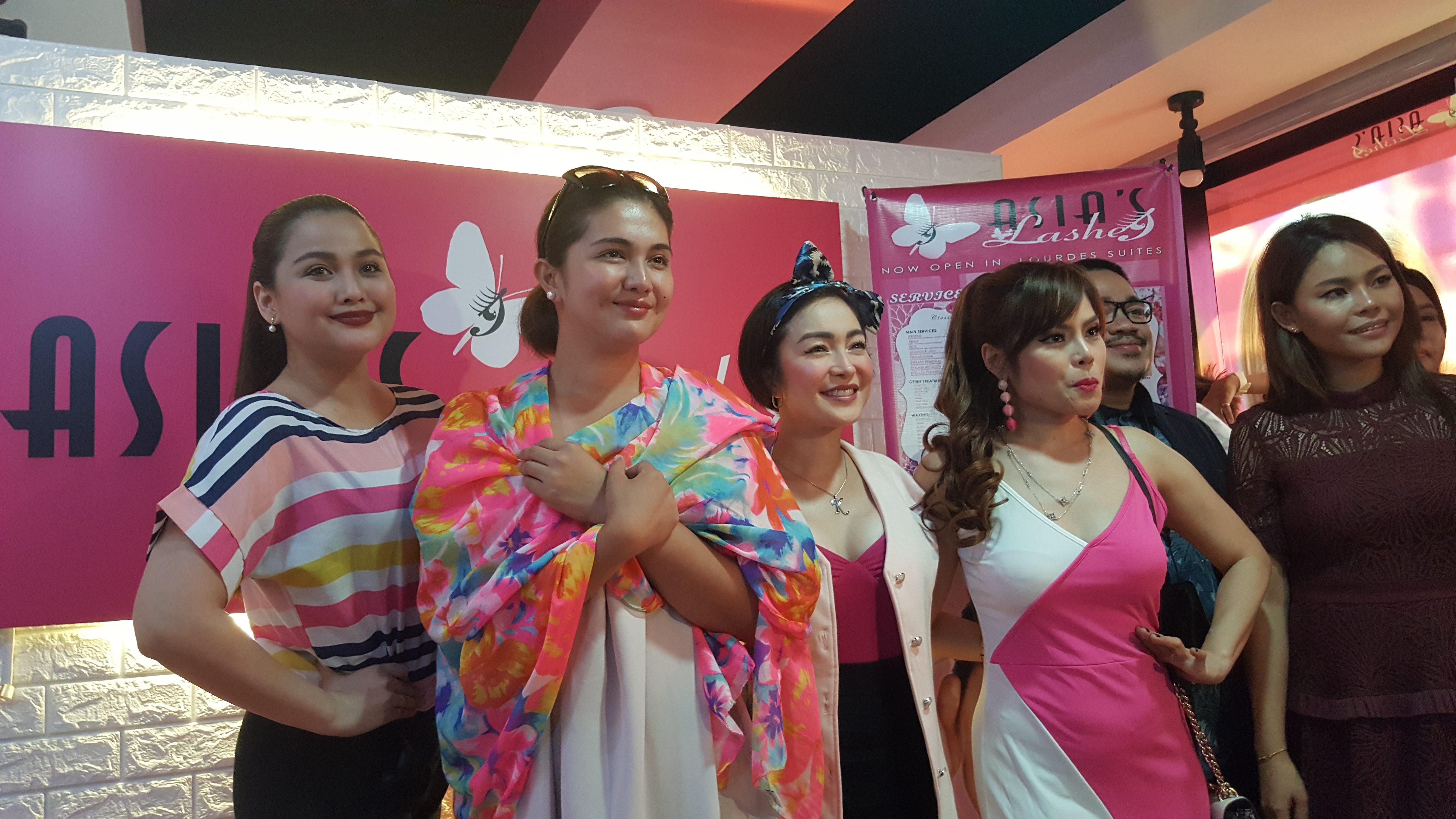 BUSINESSWOMAN. Dimples Romana with Asia's Lashes endorsers KitKat and Dianne Medina during the opening of Asia's Lashes in Makati. Photo by Alexa Villano/Rappler  