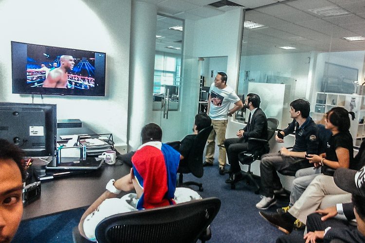 Filipinos take a break from work to watch the #MayPac bout in Doha, Qatar. Photo by Marvin Fernandez 