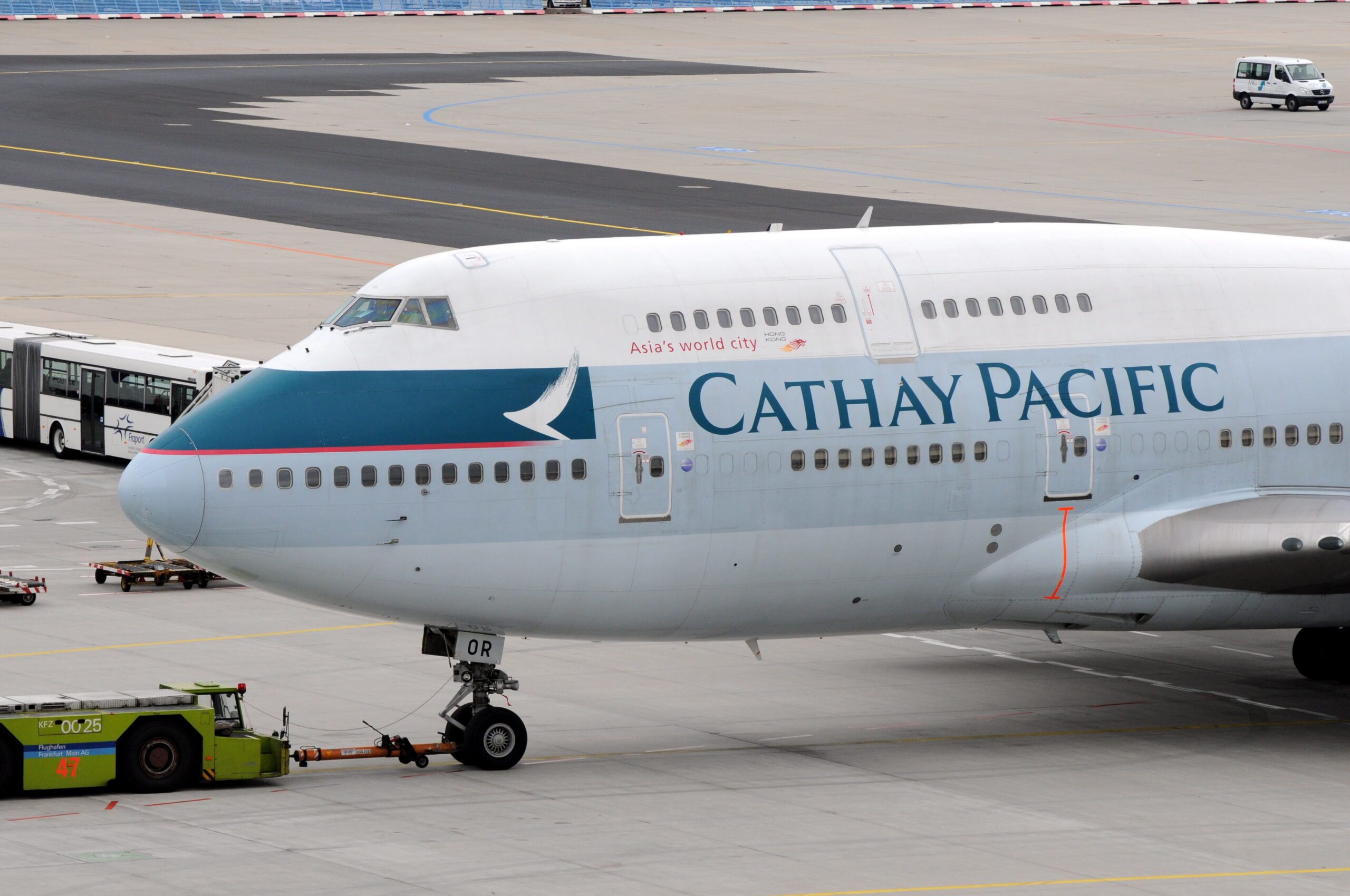 Cathay Pacific net profit soars thanks to dive in oil prices