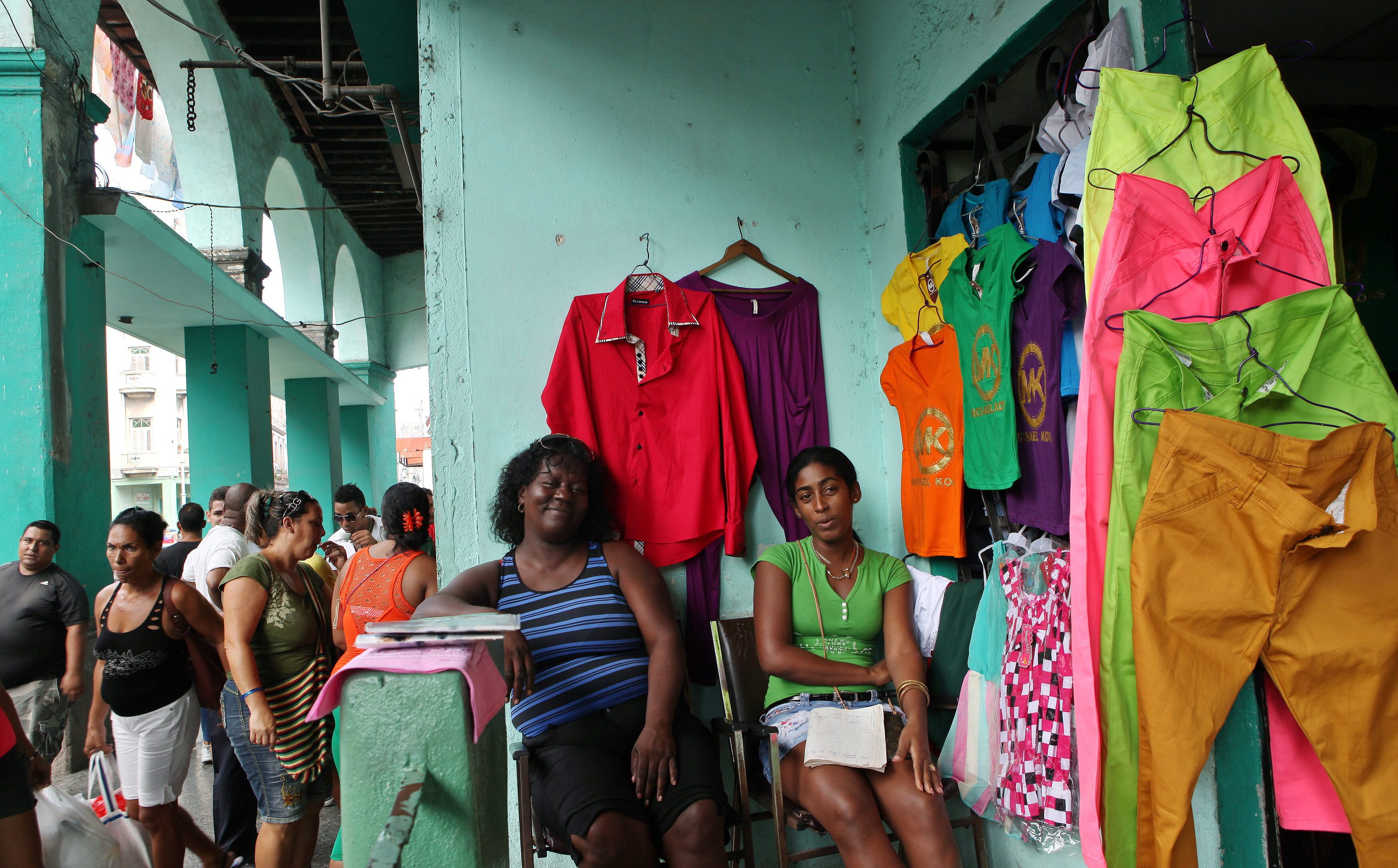 CUBAN BUSINESSES. Two business owners wait for clients at their imported clothing shop in Havana, Cuba, December 30, 2013. File photo by Alejandro Ernesto/EPA 