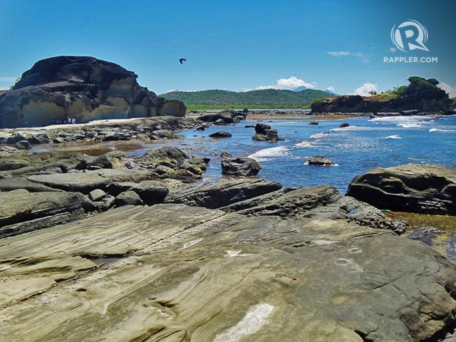 GIANTS ON THE BEACH. Giant rocks on a flat expanse peppered with rocks make the beautiful landscape of Biri 