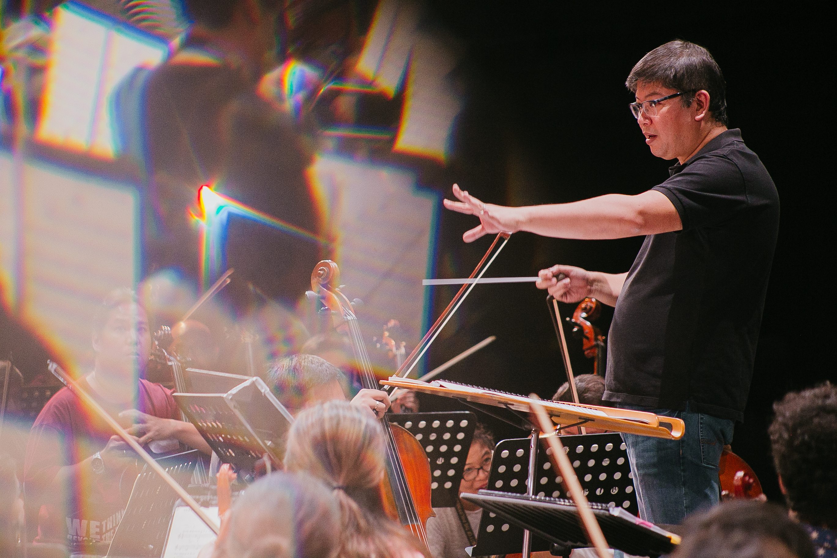 PRACTICE. Gerard Salonga leads the ABS-CBN Philharmonic Orchestra during rehearsals. Photo by Paolo Abad/Rappler 